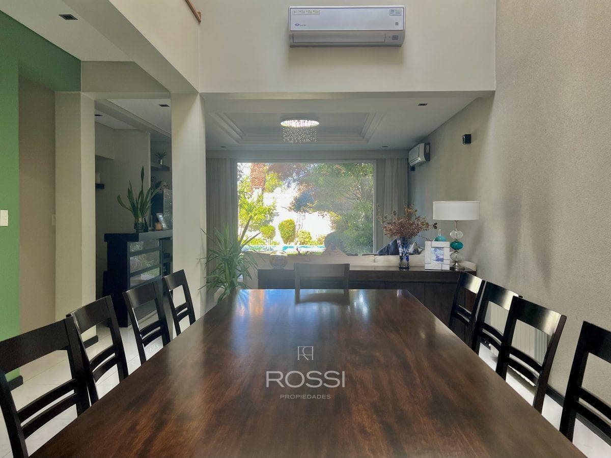 8-Room House, 6 Bedrooms | 380 m² of Floor Space | Park, Pool, Barbecue Area, and Hot Tub | North-Facing | El Palomar