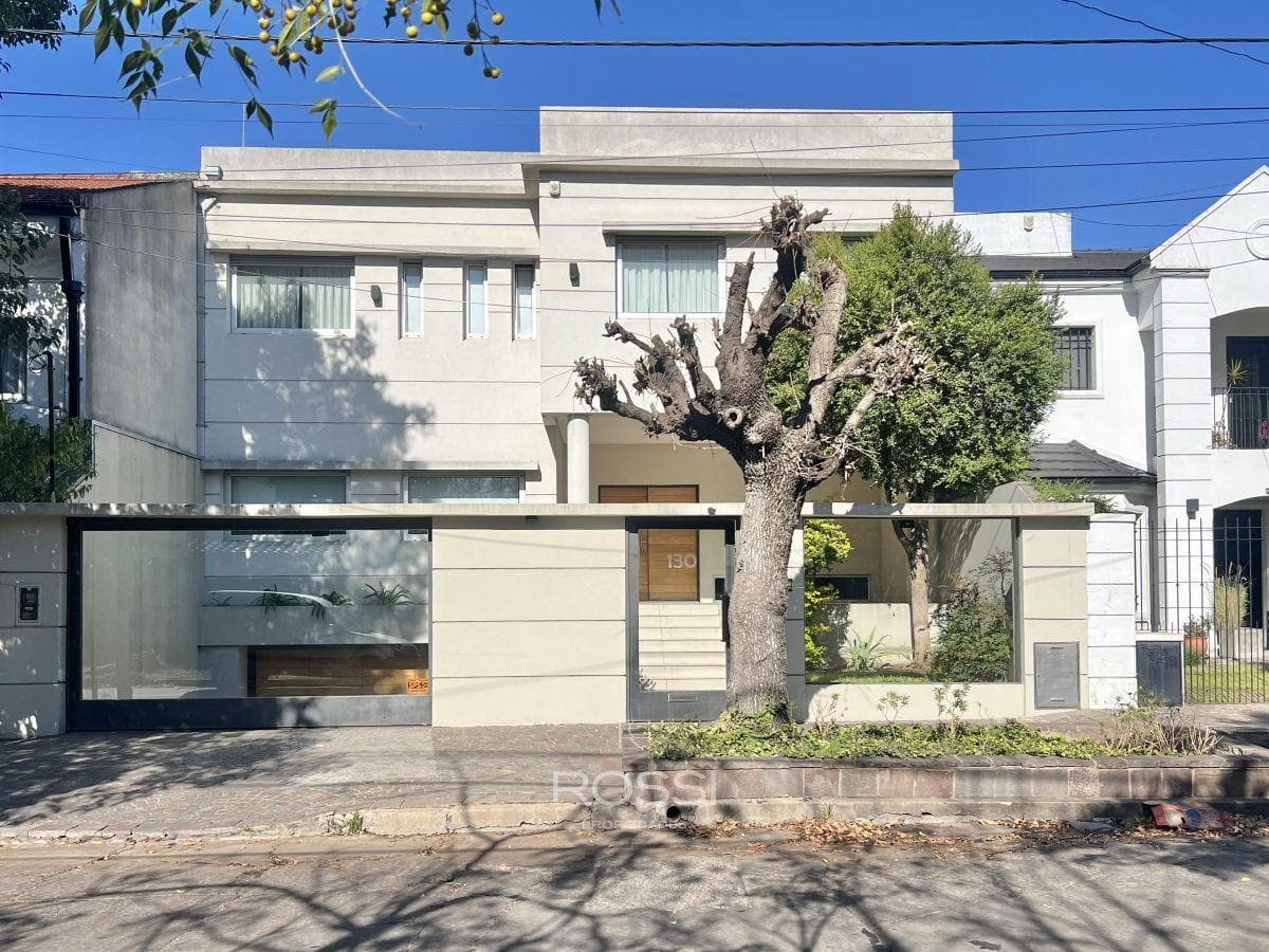 8-Room House, 6 Bedrooms | 380 m² of Floor Space | Park, Pool, Barbecue Area, and Hot Tub | North-Facing | El Palomar