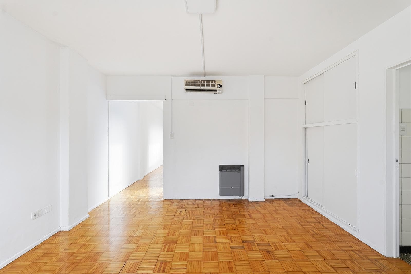 Studio apartment with a terrace-style balcony for sale in San Telmo