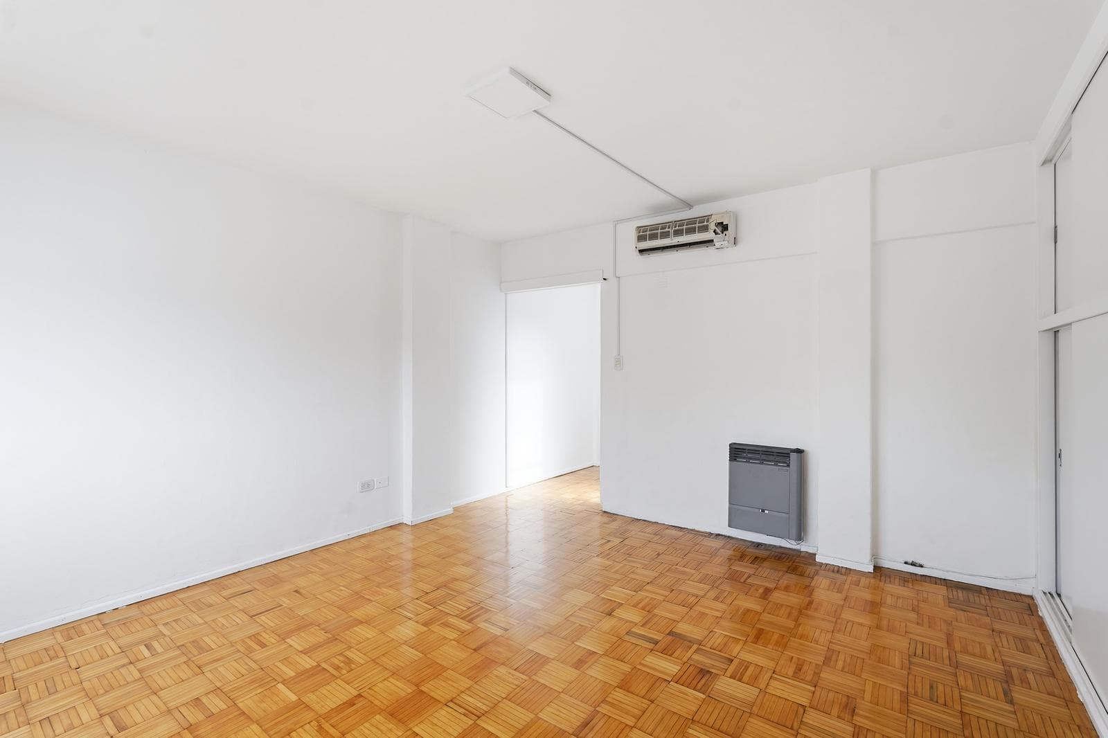 Studio apartment with a terrace-style balcony for sale in San Telmo
