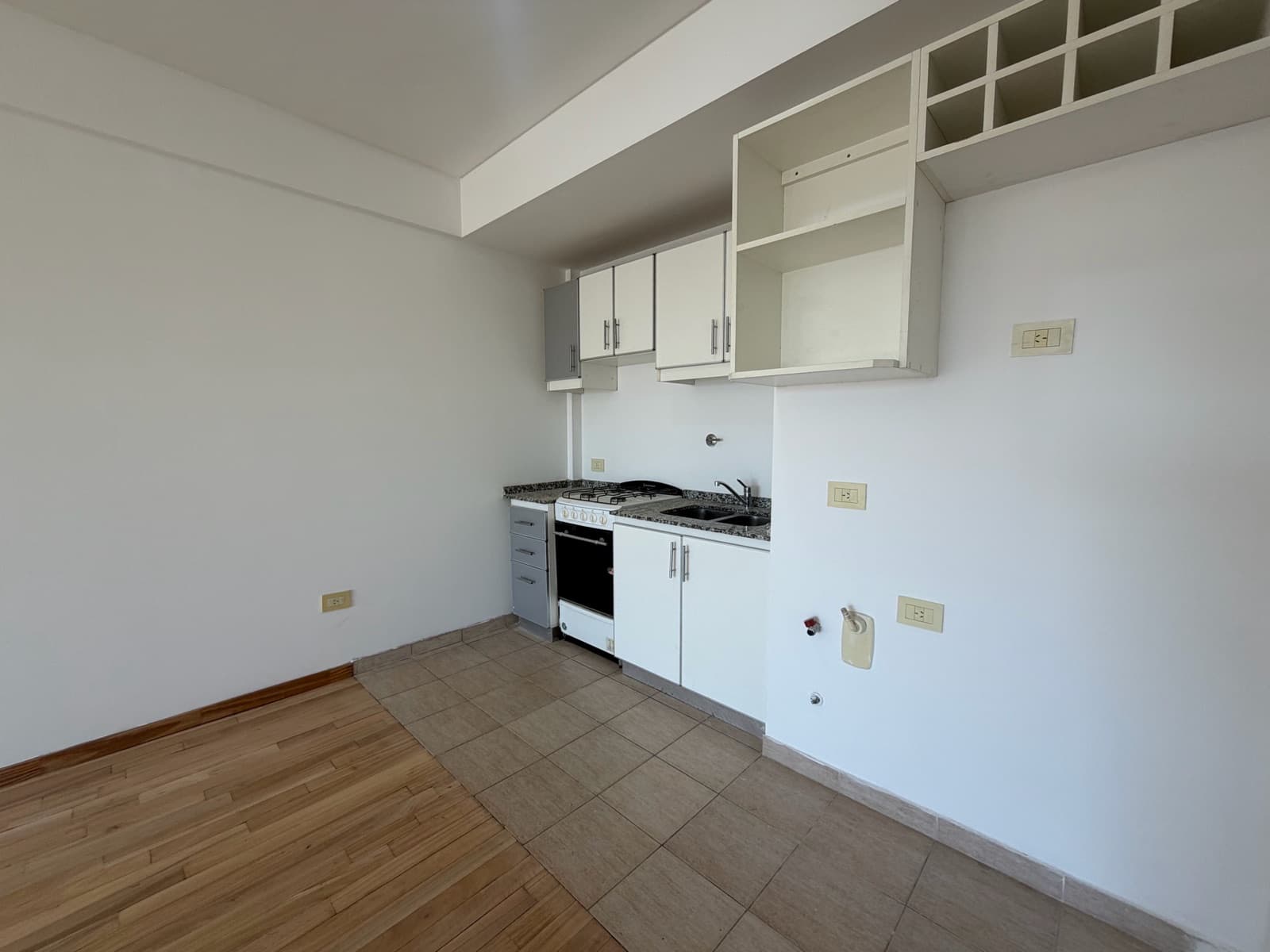 STUDIO APARTMENT FOR SALE WITH GARAGE IN VILLA DEL PARQUE—QUALIFIES FOR A LOAN