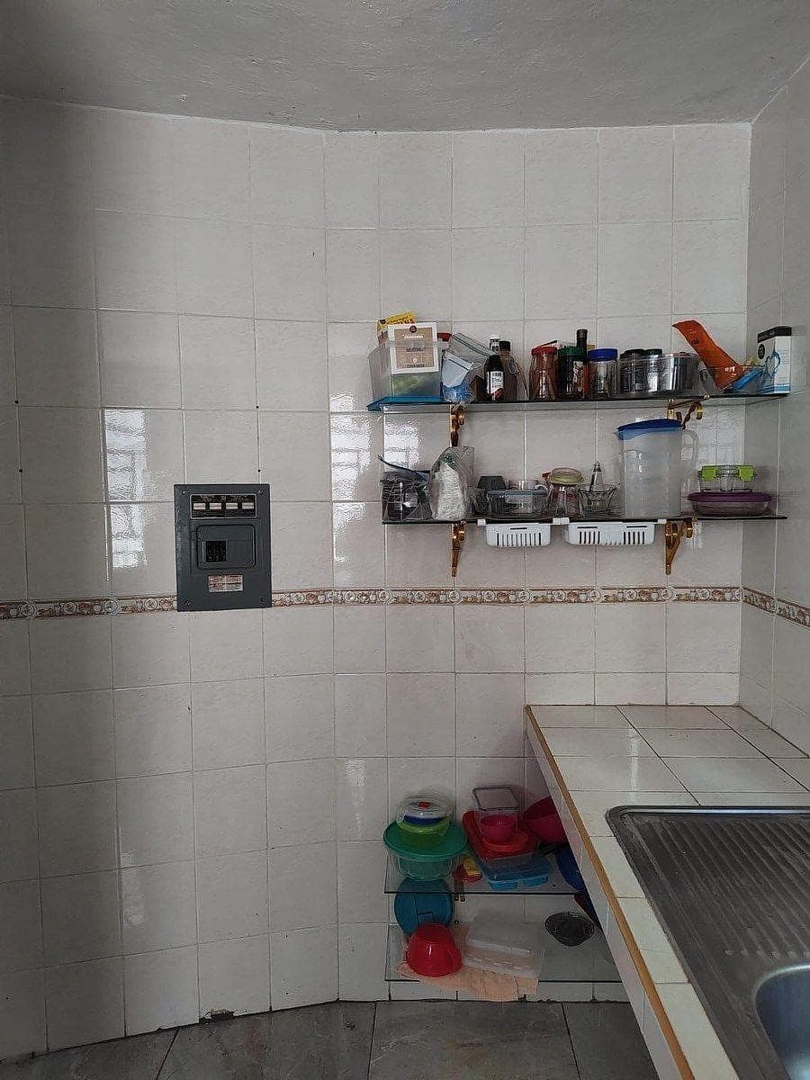 Corner house for sale, with separate commercial space.