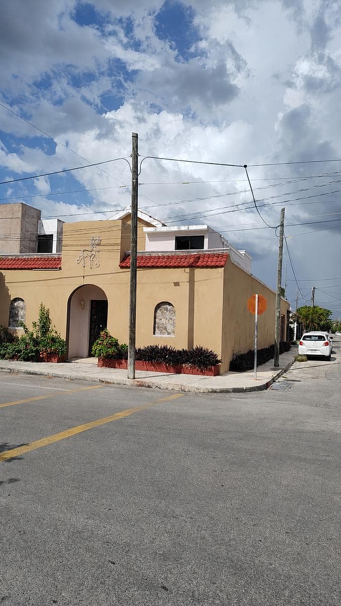Corner house for sale, with separate commercial space.