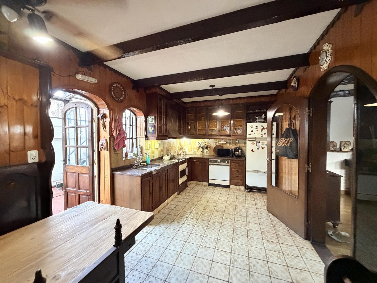 Spanish-style house in Mart.-Fleming, Panama, with 2 garage spaces
