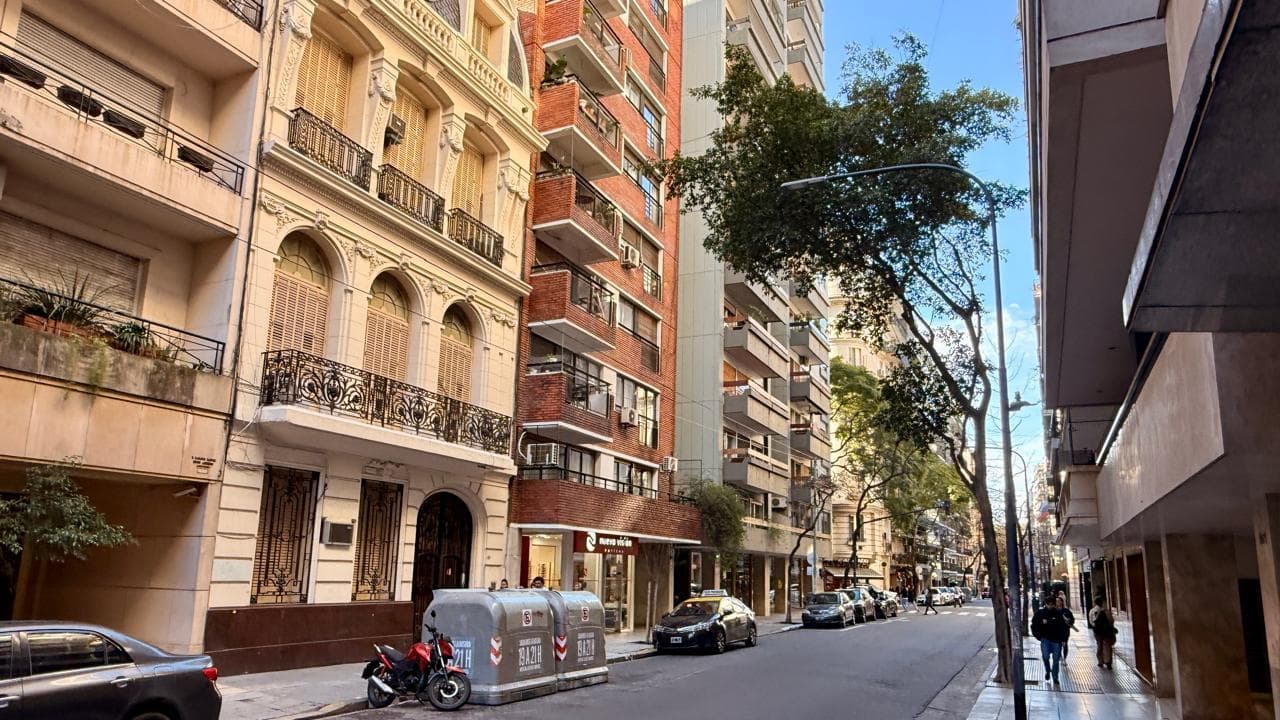 Two-room apartment in the best part of Recoleta with low maintenance fees.