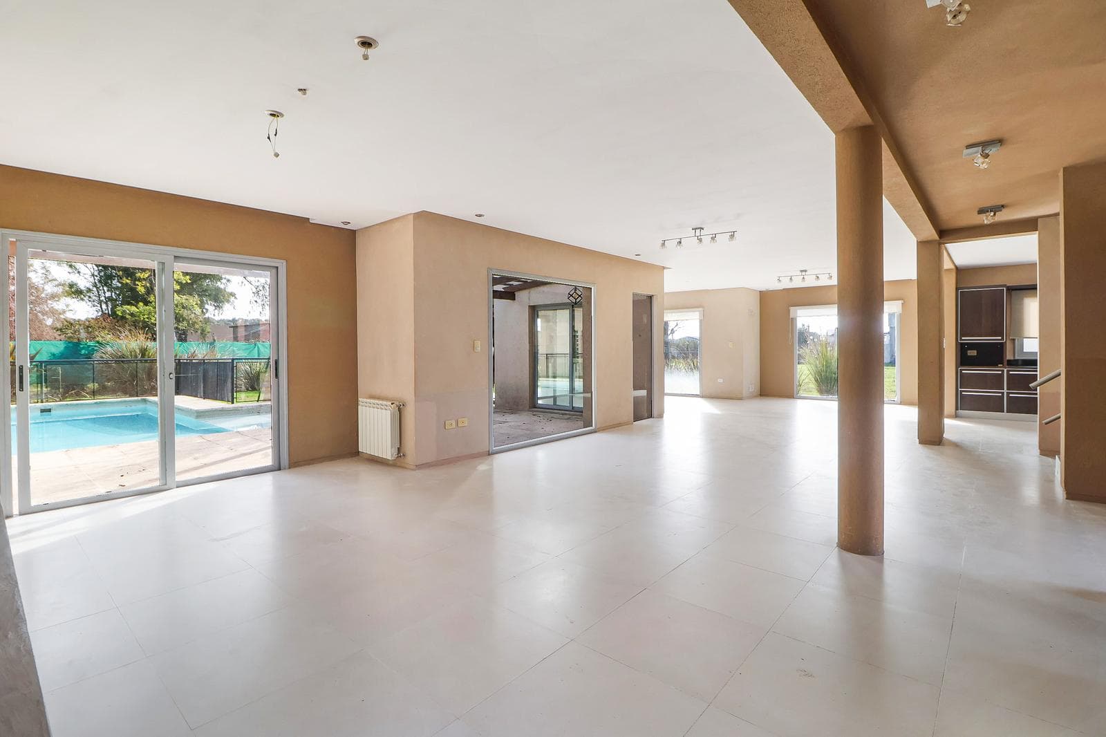 6-Room House for Sale with 4 Parking Spaces in Country El Paraiso, Guernica