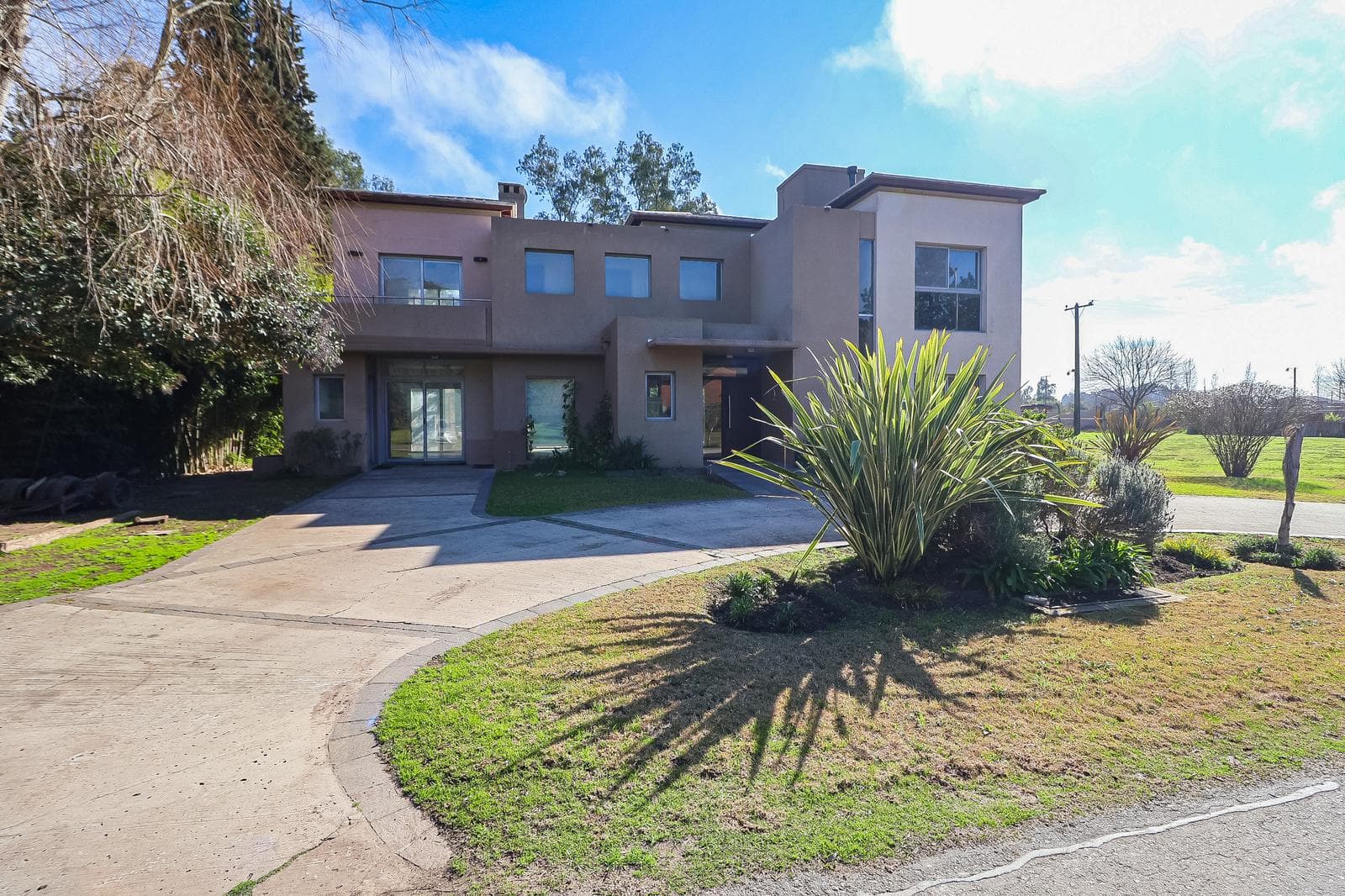 6-Room House for Sale with 4 Parking Spaces in Country El Paraiso, Guernica