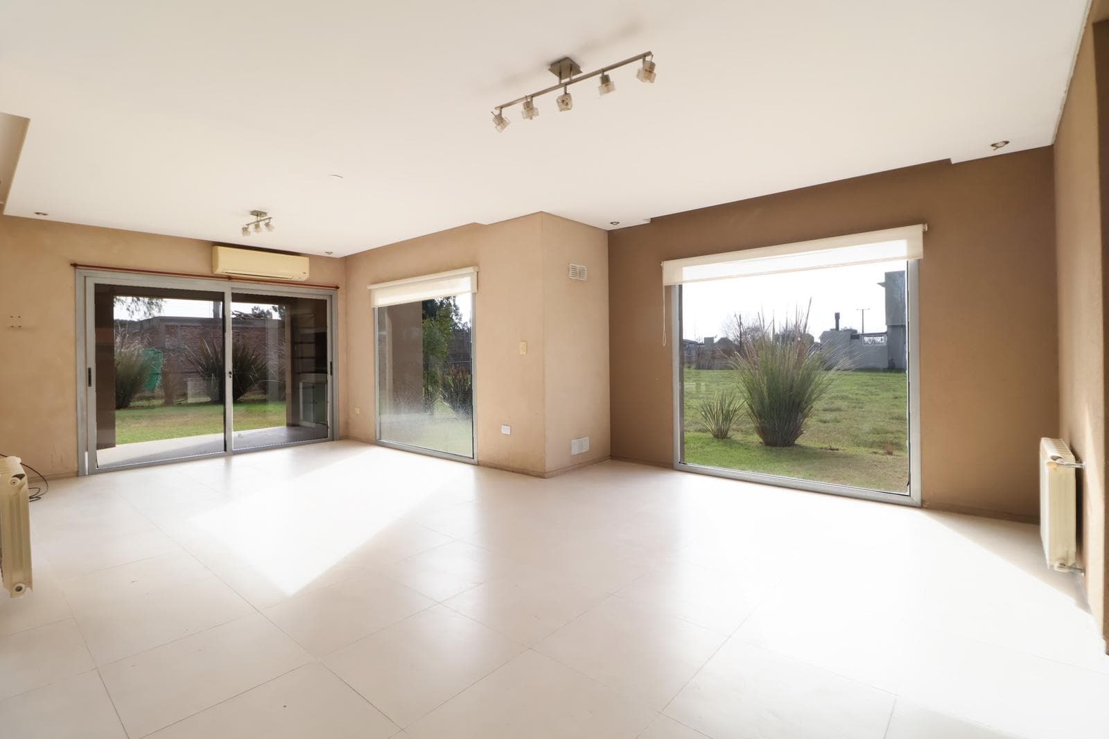 6-Room House for Sale with 4 Parking Spaces in Country El Paraiso, Guernica