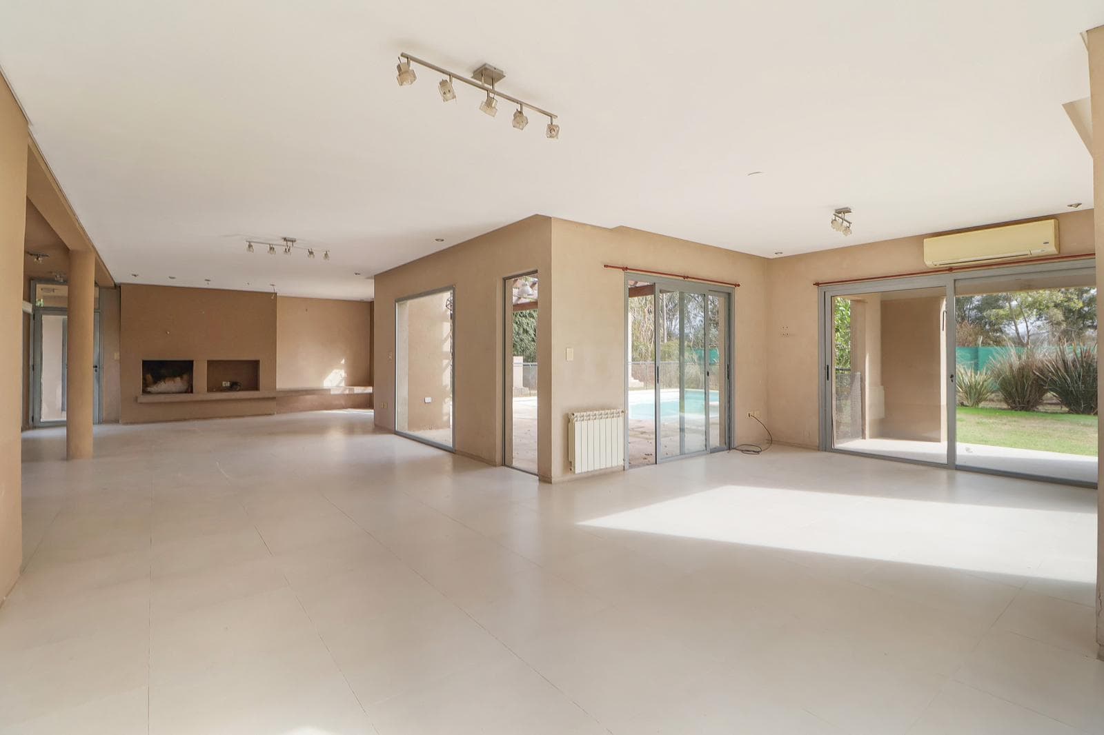 6-Room House for Sale with 4 Parking Spaces in Country El Paraiso, Guernica
