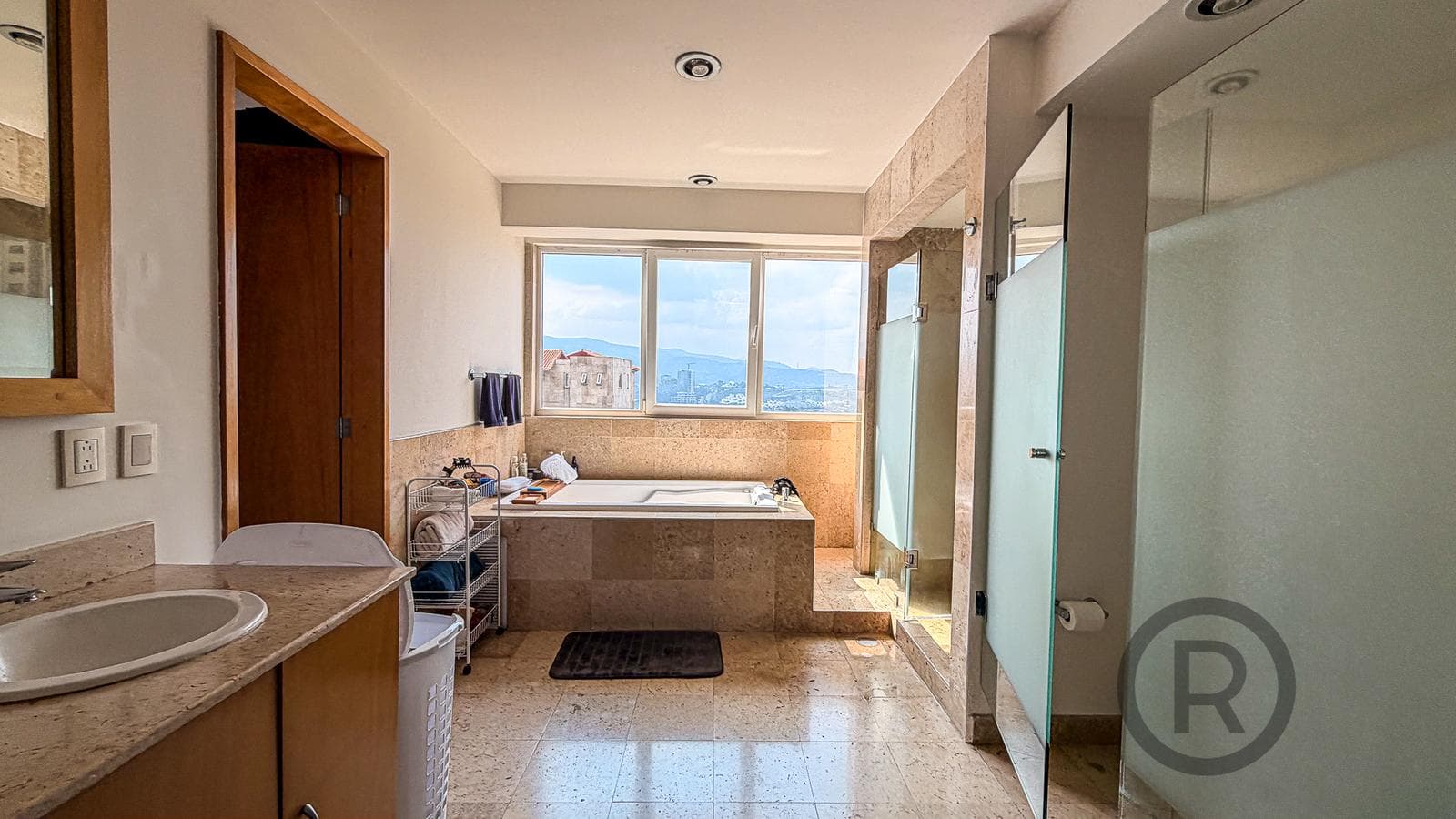 OPPORTUNITY - Remodeled Apartment in Jardines de Fiesole