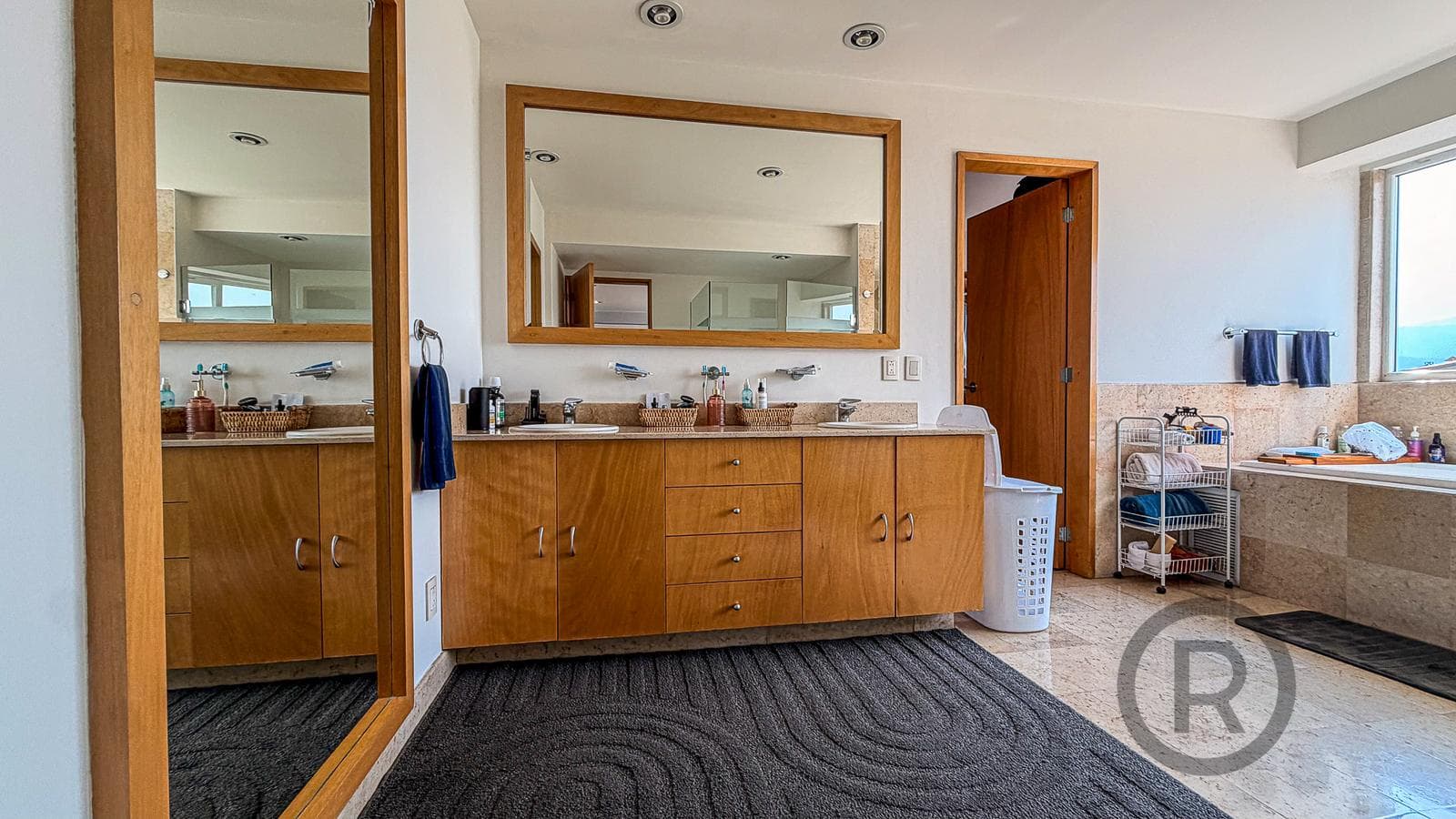 OPPORTUNITY - Remodeled Apartment in Jardines de Fiesole