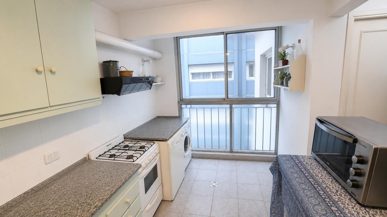Very bright 4-room apartment for sale in San Isidro. Lease runs through December 2026