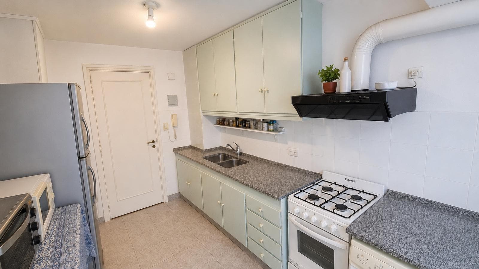 Very bright 4-room apartment for sale in San Isidro. Lease runs through December 2026