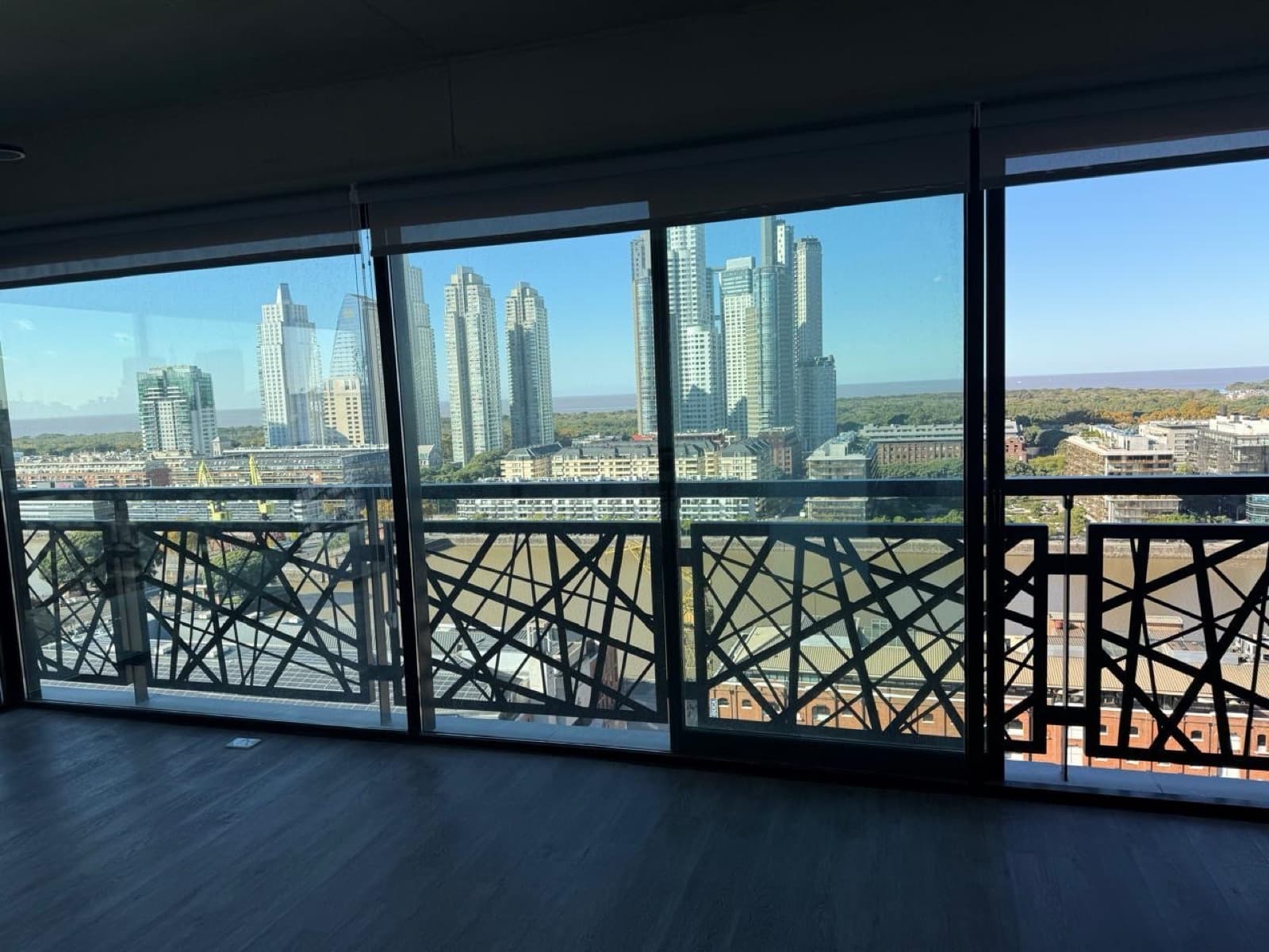 Apartment for sale in Puerto Madero: brand-new 3-room unit with a parking space and an unobstructed view of the dock