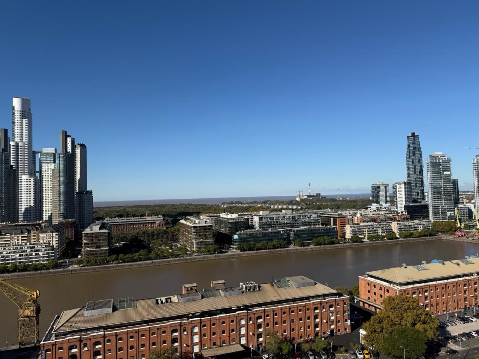Apartment for sale in Puerto Madero: brand-new 3-room unit with a parking space and an unobstructed view of the dock