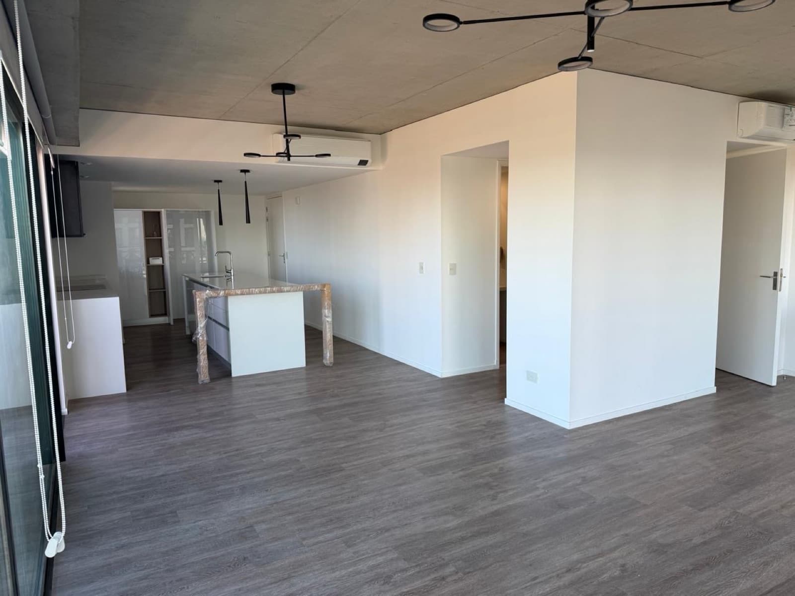 Apartment for sale in Puerto Madero: brand-new 3-room unit with a parking space and an unobstructed view of the dock