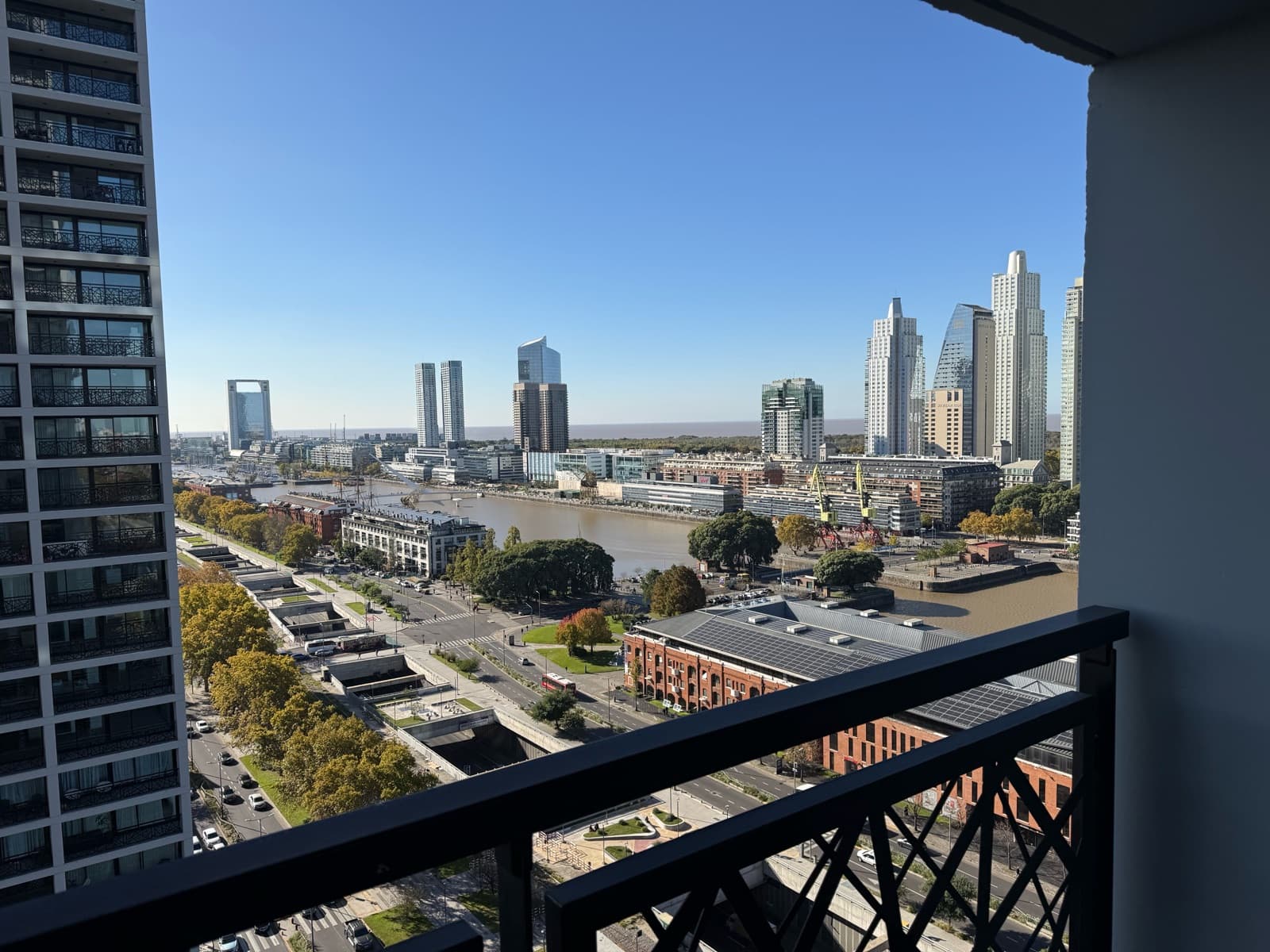 Apartment for sale in Puerto Madero: brand-new 3-room unit with a parking space and an unobstructed view of the dock