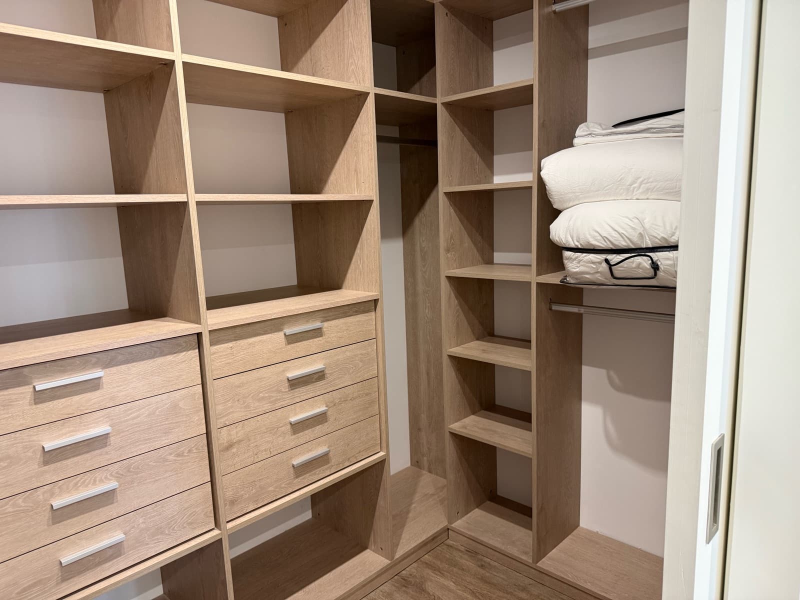 Apartment for sale in Puerto Madero: brand-new 3-room unit with a parking space and an unobstructed view of the dock