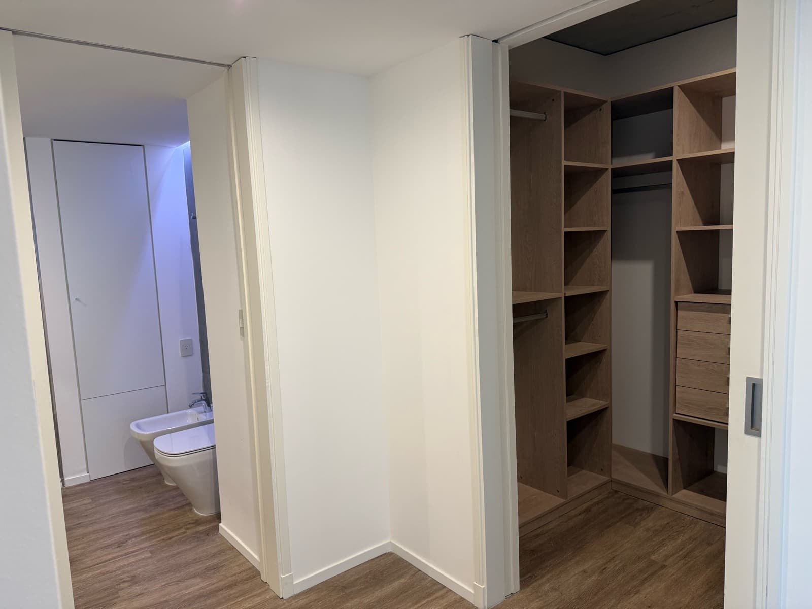 Apartment for sale in Puerto Madero: brand-new 3-room unit with a parking space and an unobstructed view of the dock