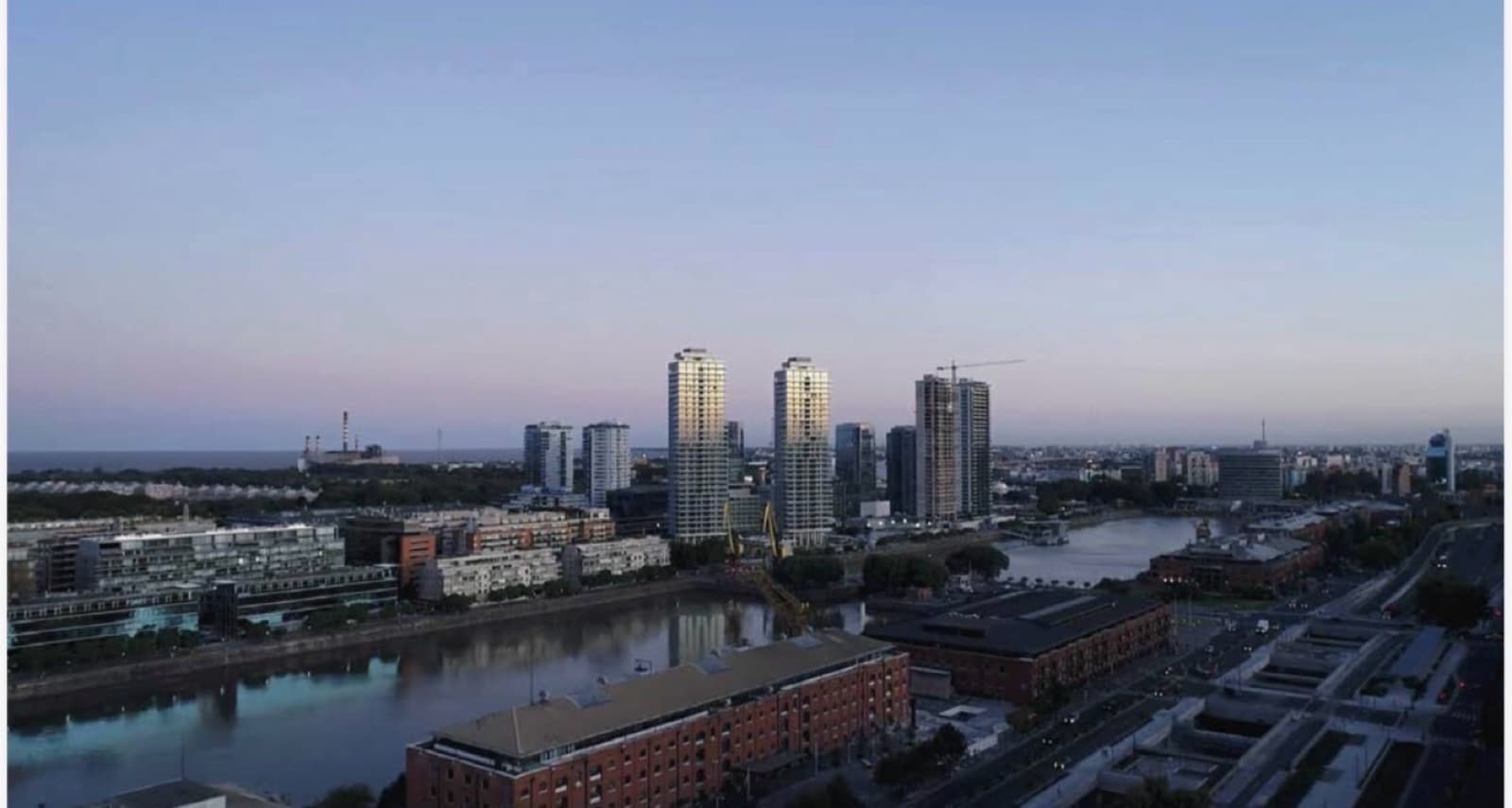 Apartment for sale in Puerto Madero: brand-new 3-room unit with a parking space and an unobstructed view of the dock