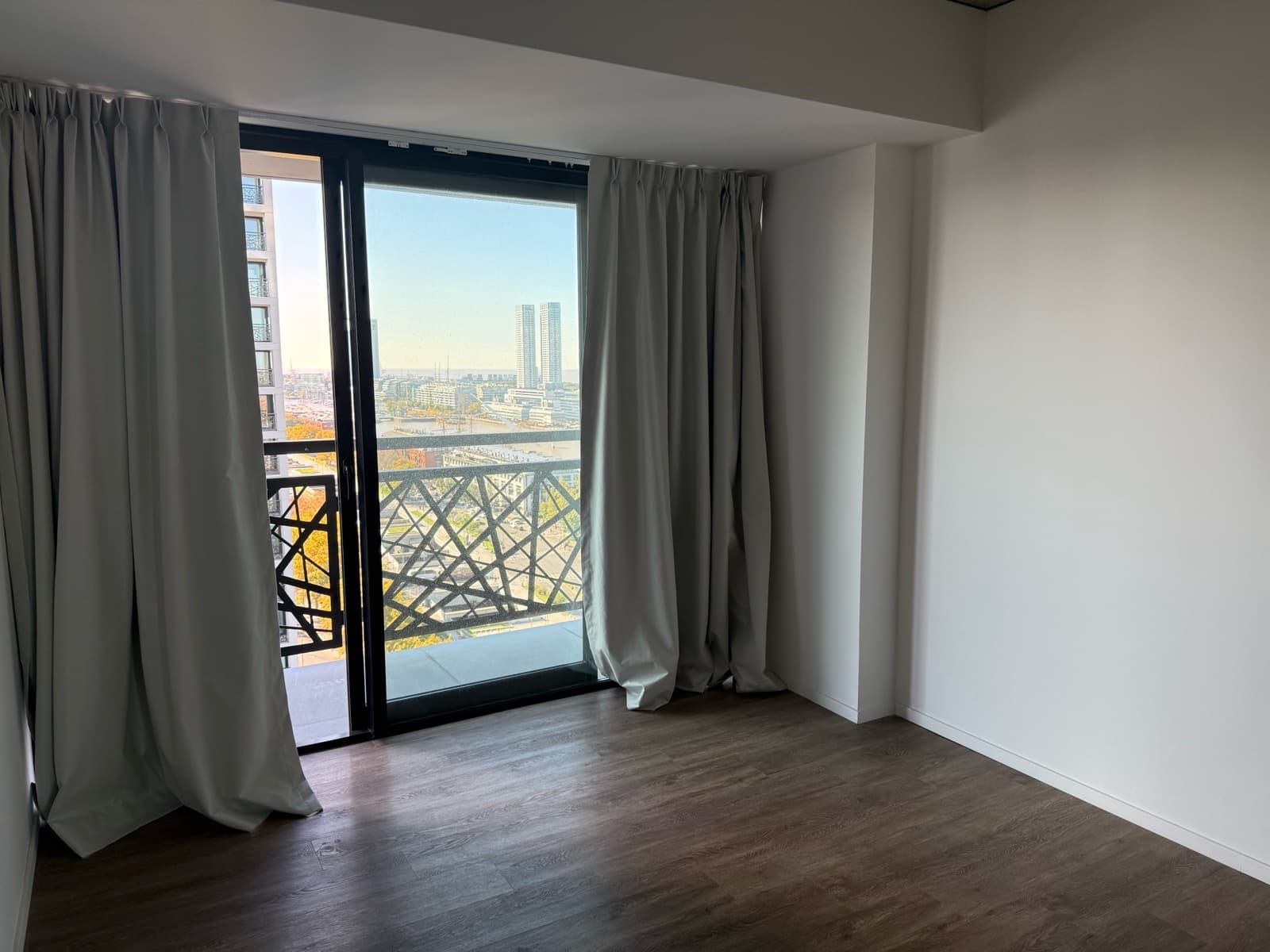 Apartment for sale in Puerto Madero: brand-new 3-room unit with a parking space and an unobstructed view of the dock
