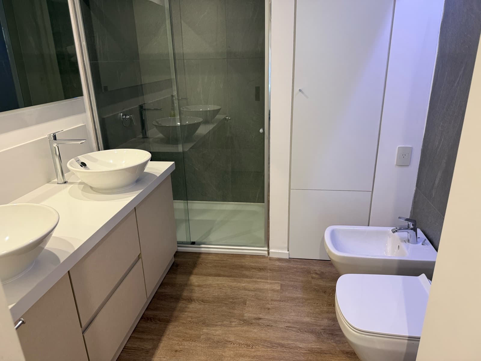 Apartment for sale in Puerto Madero: brand-new 3-room unit with a parking space and an unobstructed view of the dock