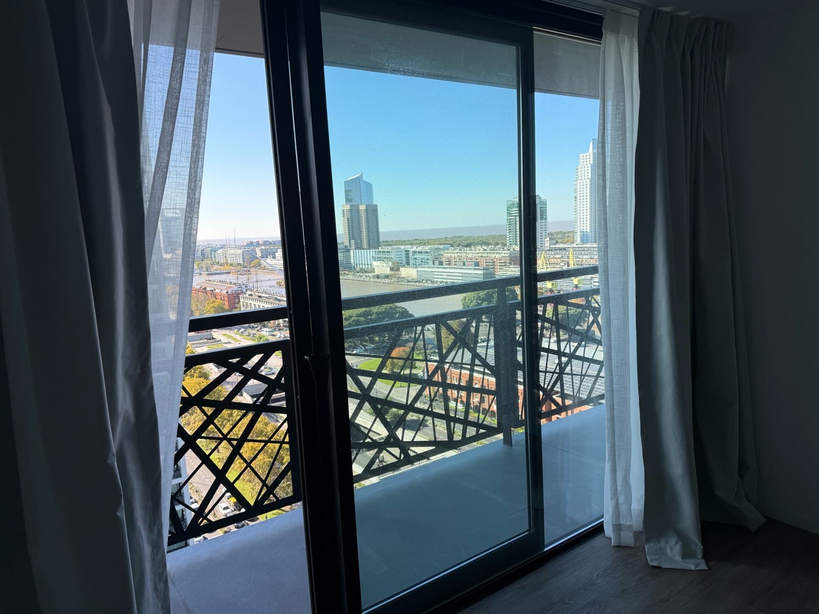 Apartment for sale in Puerto Madero: brand-new 3-room unit with a parking space and an unobstructed view of the dock
