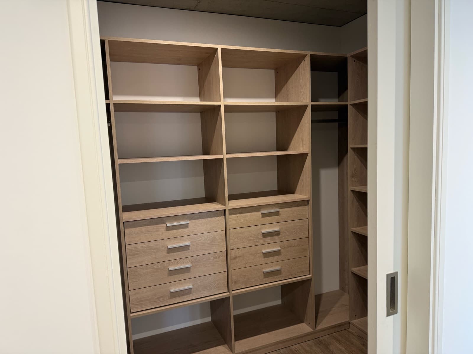 Apartment for sale in Puerto Madero: brand-new 3-room unit with a parking space and an unobstructed view of the dock
