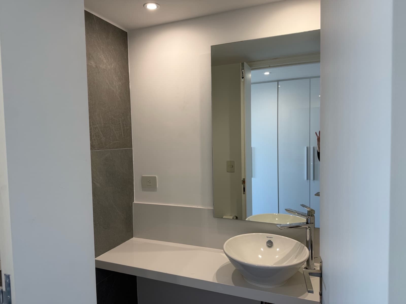 Apartment for sale in Puerto Madero: brand-new 3-room unit with a parking space and an unobstructed view of the dock