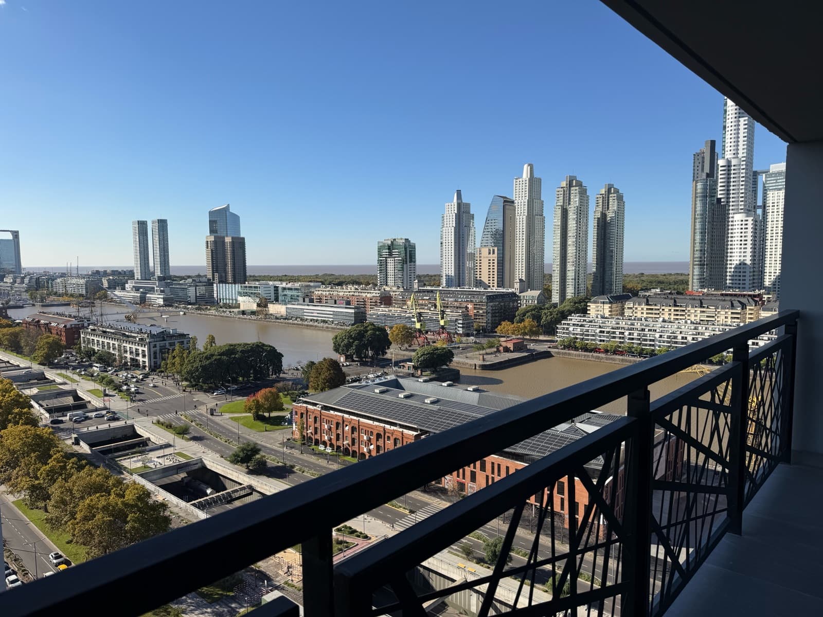 Apartment for sale in Puerto Madero: brand-new 3-room unit with a parking space and an unobstructed view of the dock