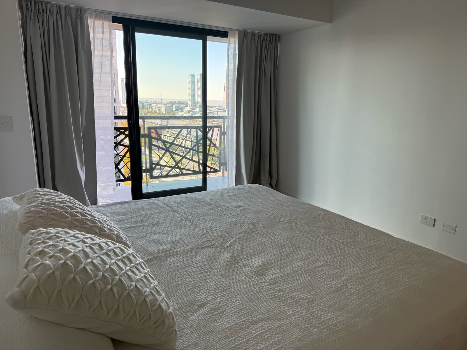 Apartment for sale in Puerto Madero: brand-new 3-room unit with a parking space and an unobstructed view of the dock