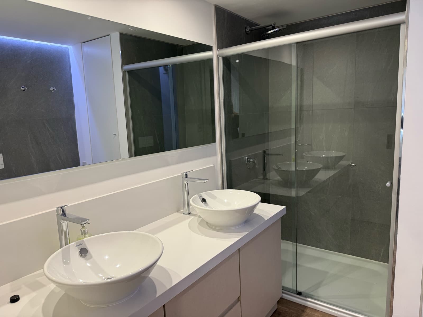 Apartment for sale in Puerto Madero: brand-new 3-room unit with a parking space and an unobstructed view of the dock