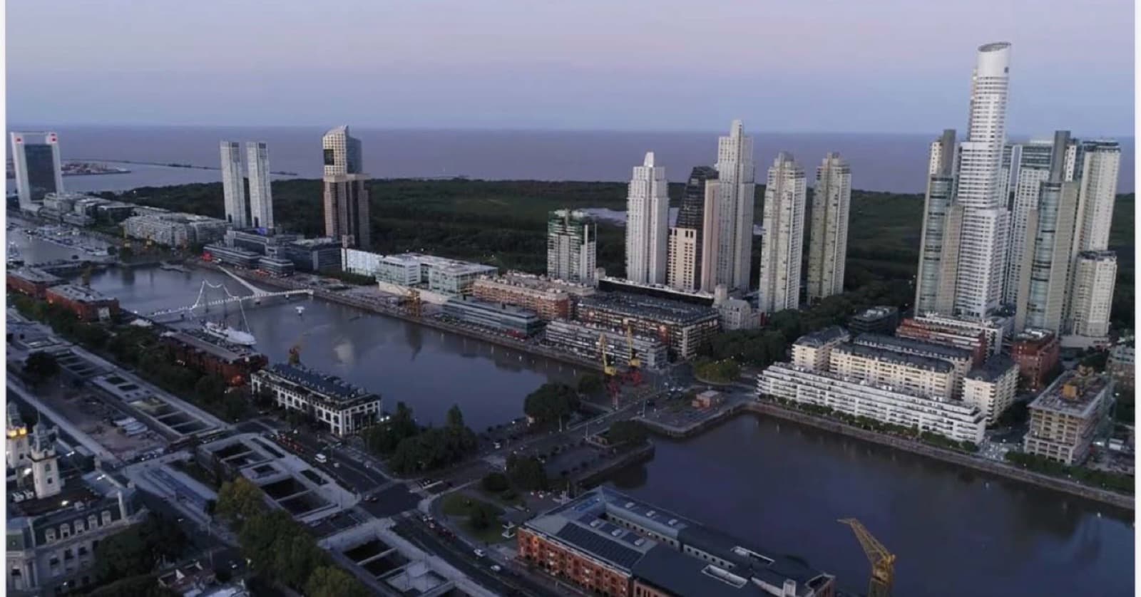 Apartment for sale in Puerto Madero: brand-new 3-room unit with a parking space and an unobstructed view of the dock