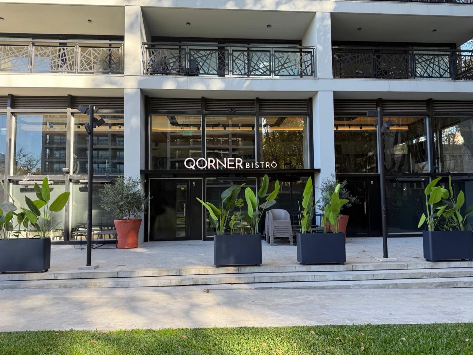 Apartment for sale in Puerto Madero: brand-new 3-room unit with a parking space and an unobstructed view of the dock