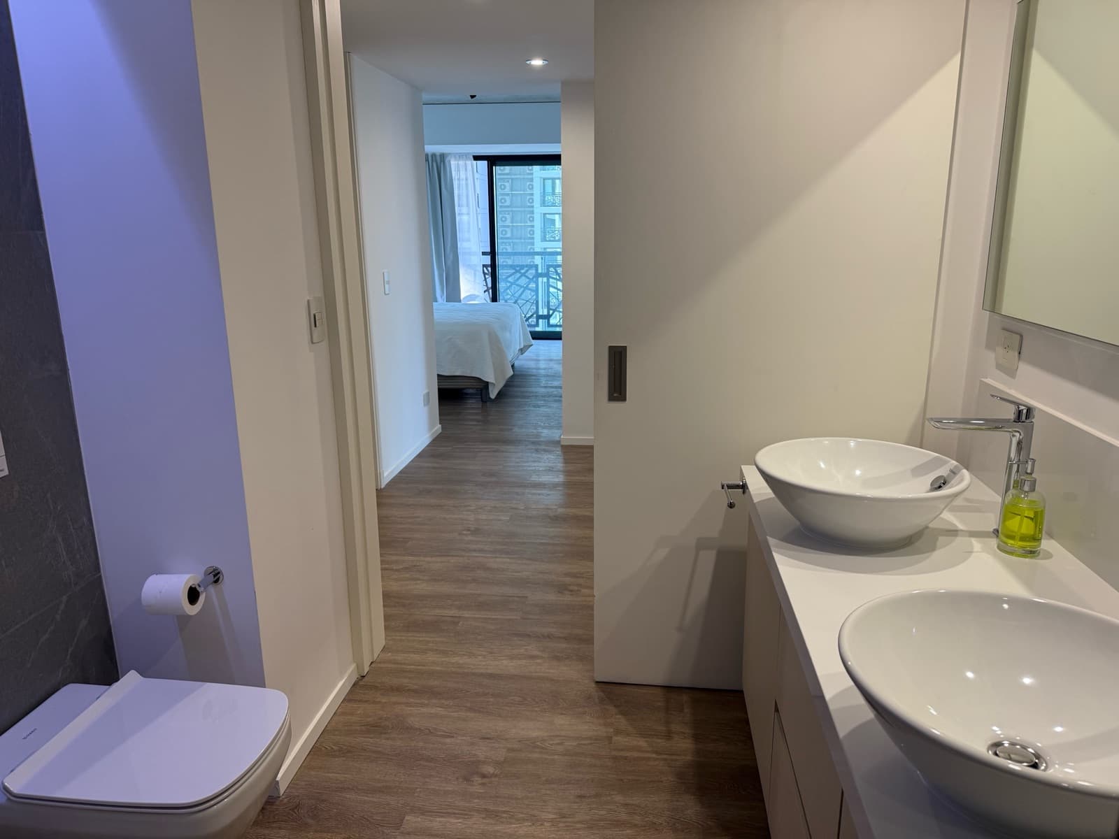 Apartment for sale in Puerto Madero: brand-new 3-room unit with a parking space and an unobstructed view of the dock