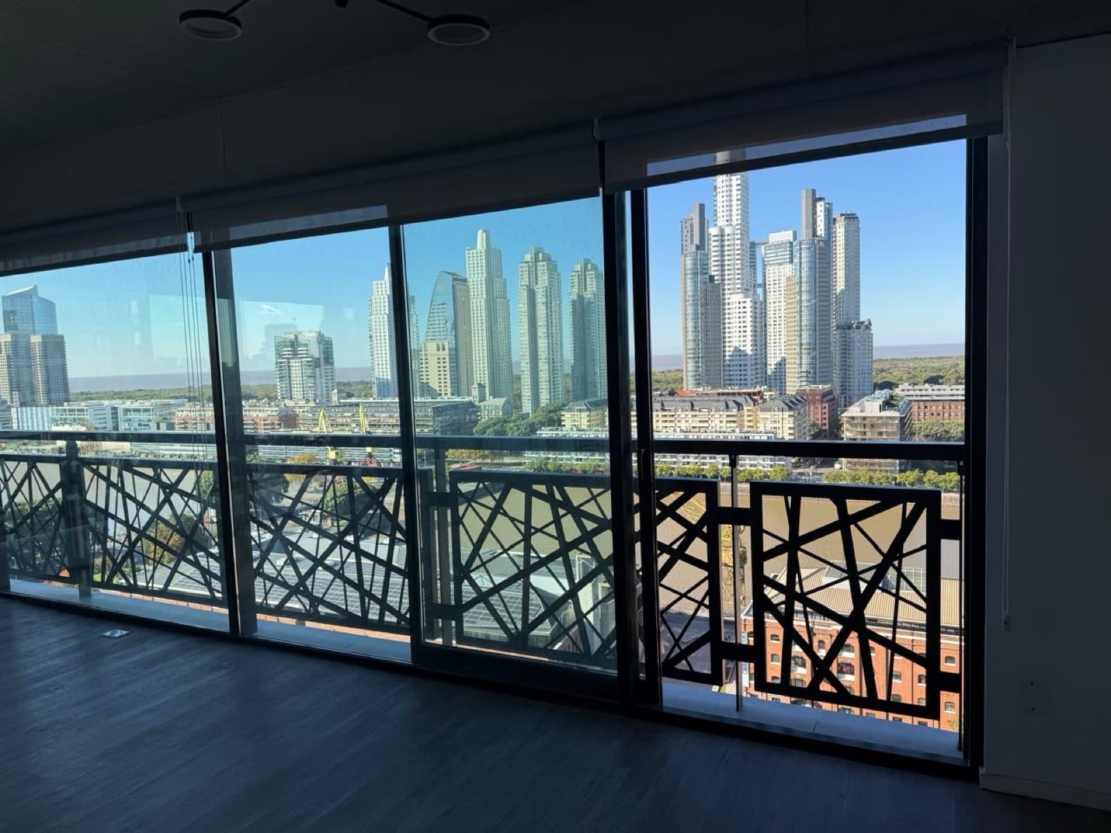 Apartment for sale in Puerto Madero: brand-new 3-room unit with a parking space and an unobstructed view of the dock