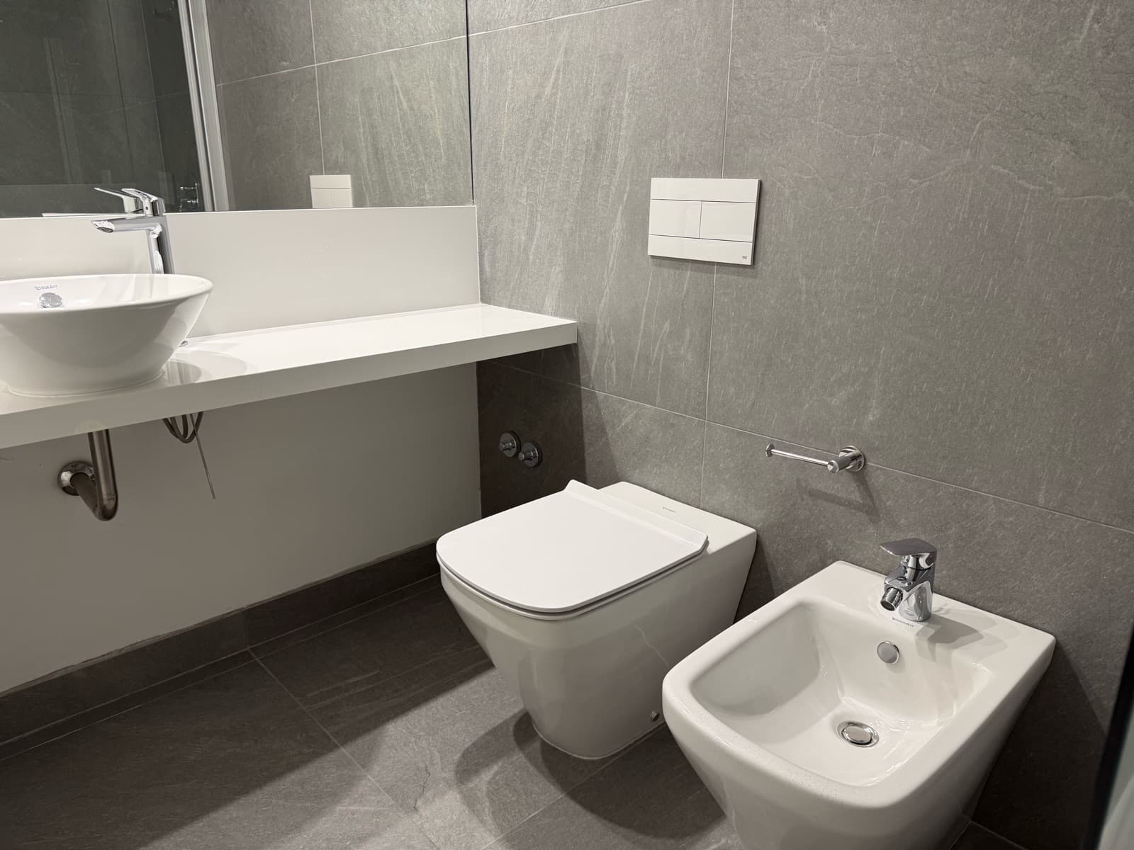Apartment for sale in Puerto Madero: brand-new 3-room unit with a parking space and an unobstructed view of the dock