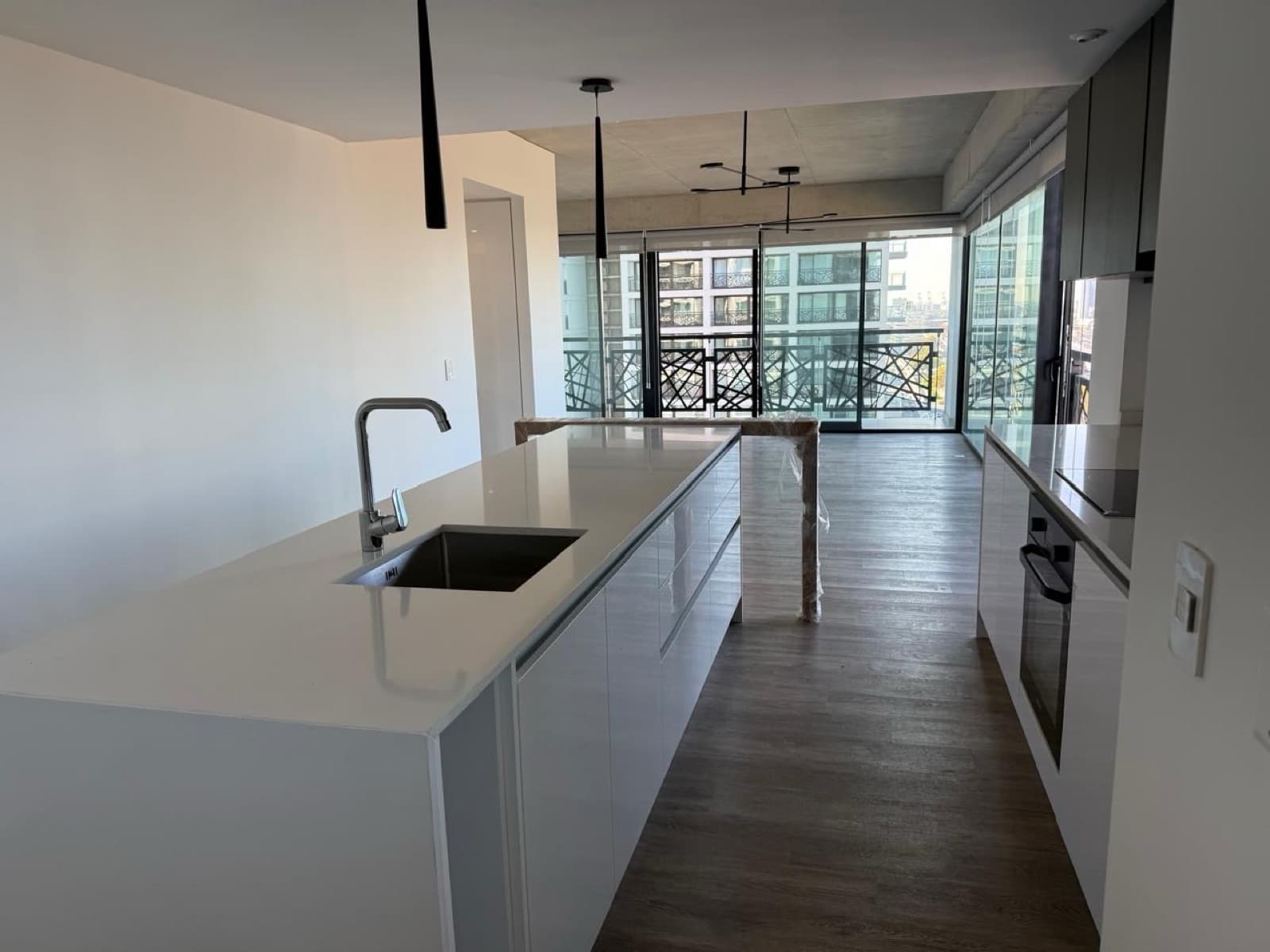 Apartment for sale in Puerto Madero: brand-new 3-room unit with a parking space and an unobstructed view of the dock