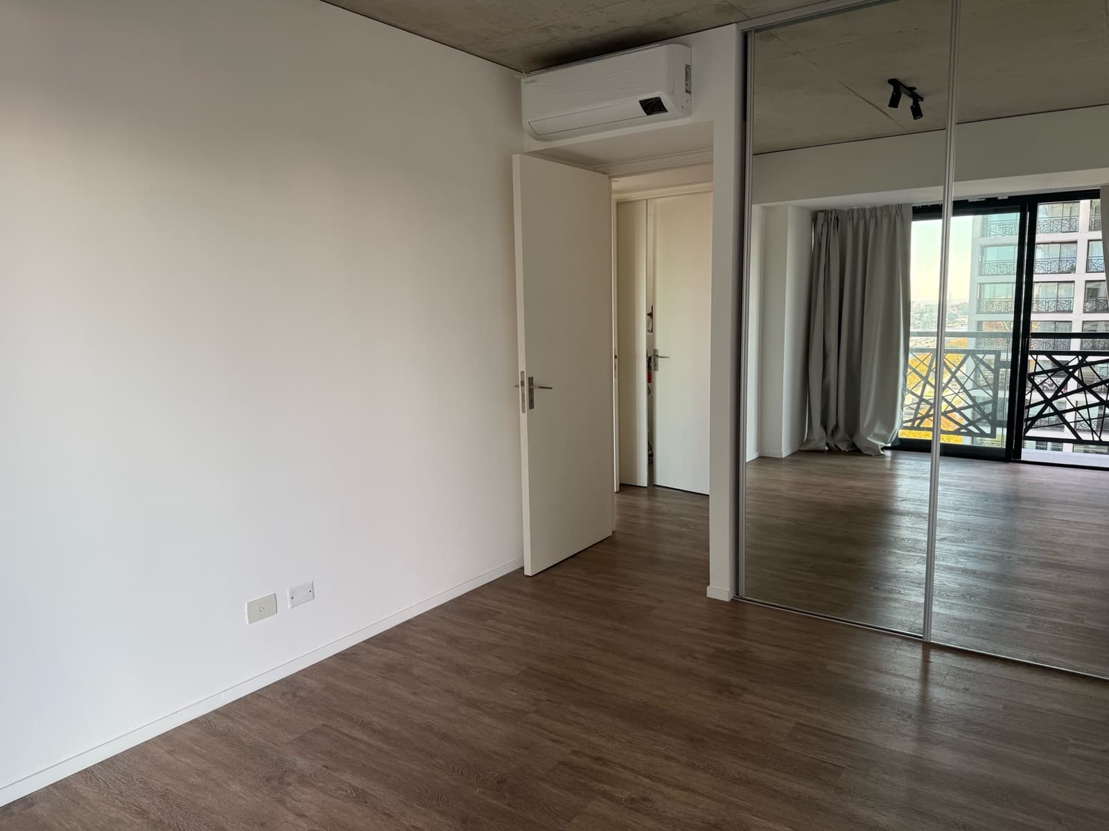 Apartment for sale in Puerto Madero: brand-new 3-room unit with a parking space and an unobstructed view of the dock