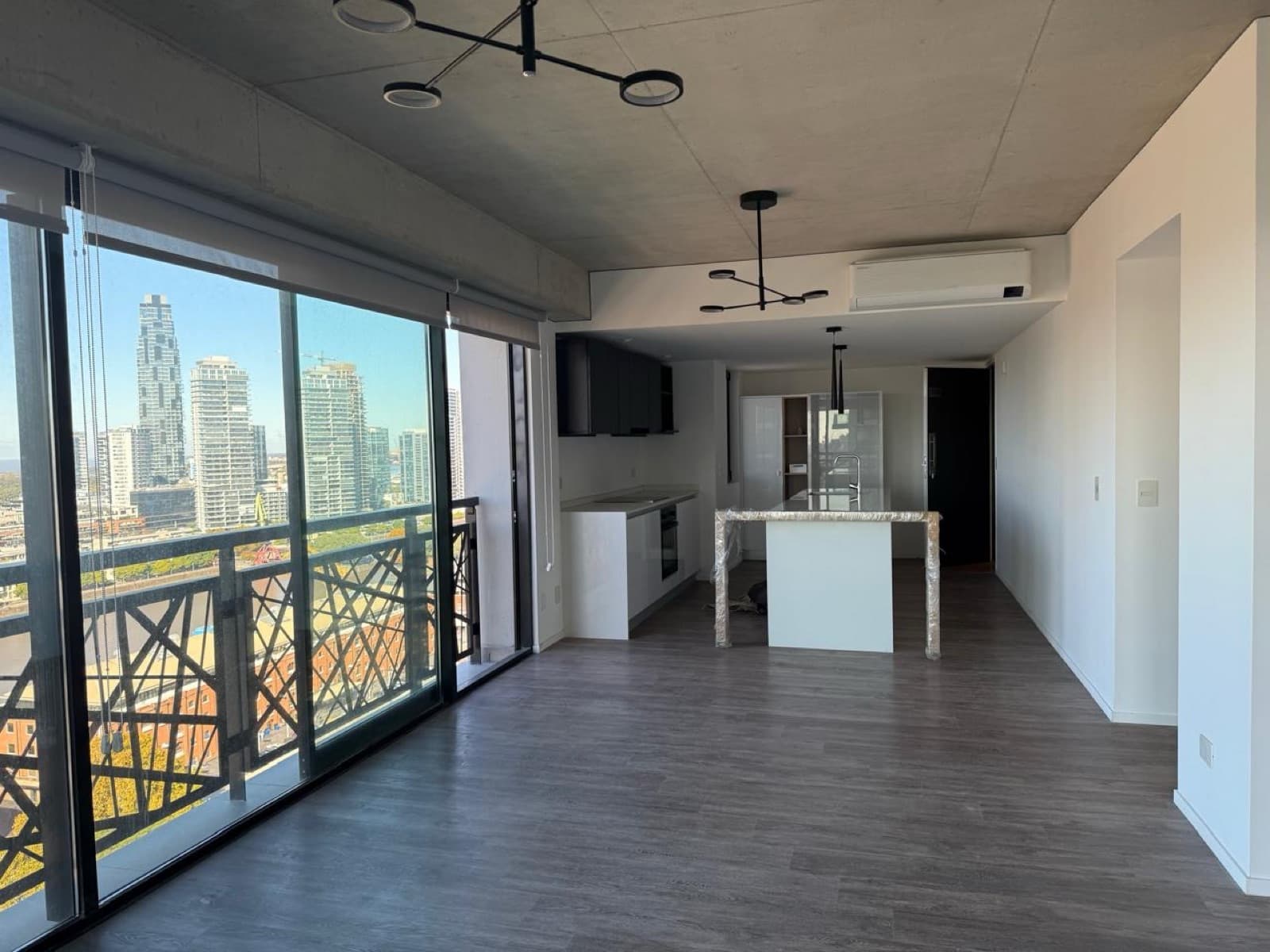Apartment for sale in Puerto Madero: brand-new 3-room unit with a parking space and an unobstructed view of the dock