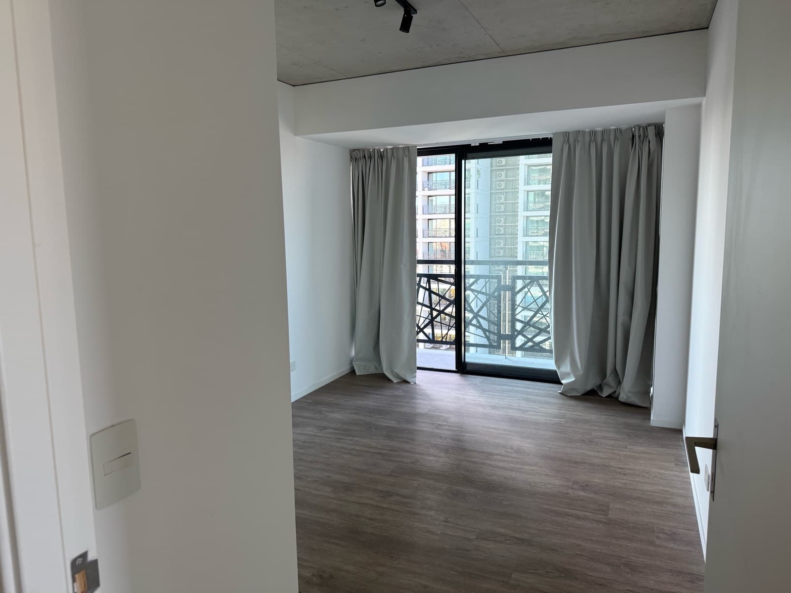 Apartment for sale in Puerto Madero: brand-new 3-room unit with a parking space and an unobstructed view of the dock