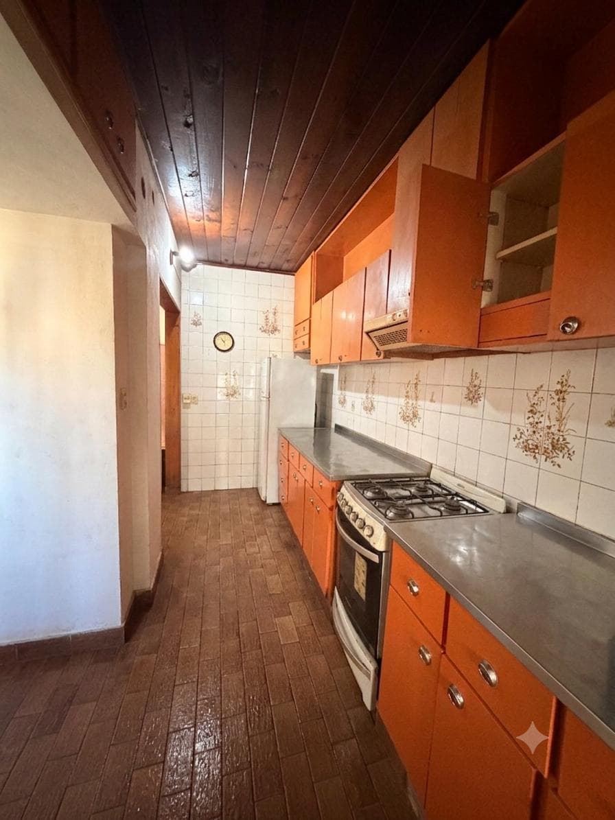 Two houses on one lot, 5 bedrooms, garage, workshop, historic district of General Pacheco.