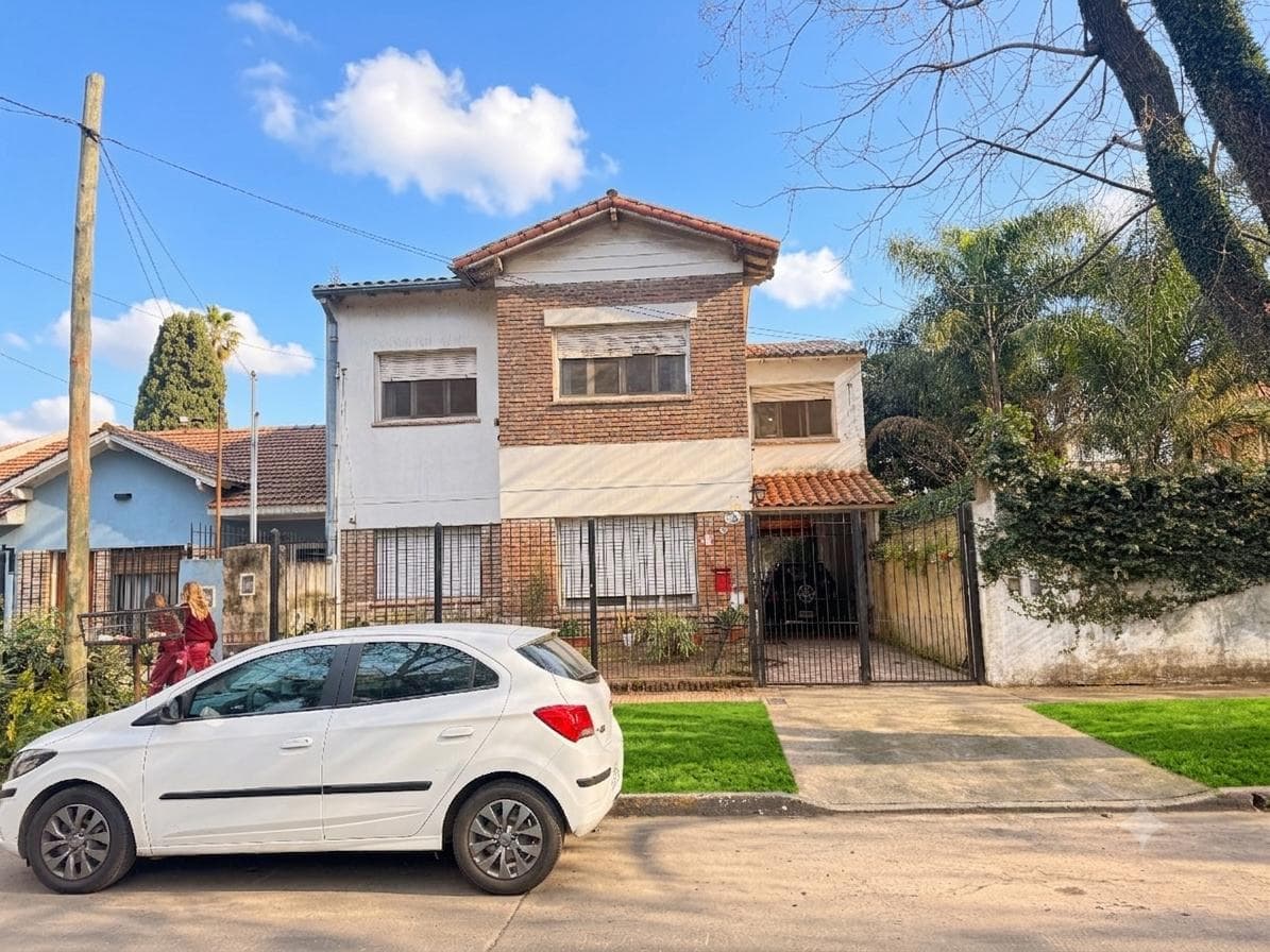 Two houses on one lot, 5 bedrooms, garage, workshop, historic district of General Pacheco.