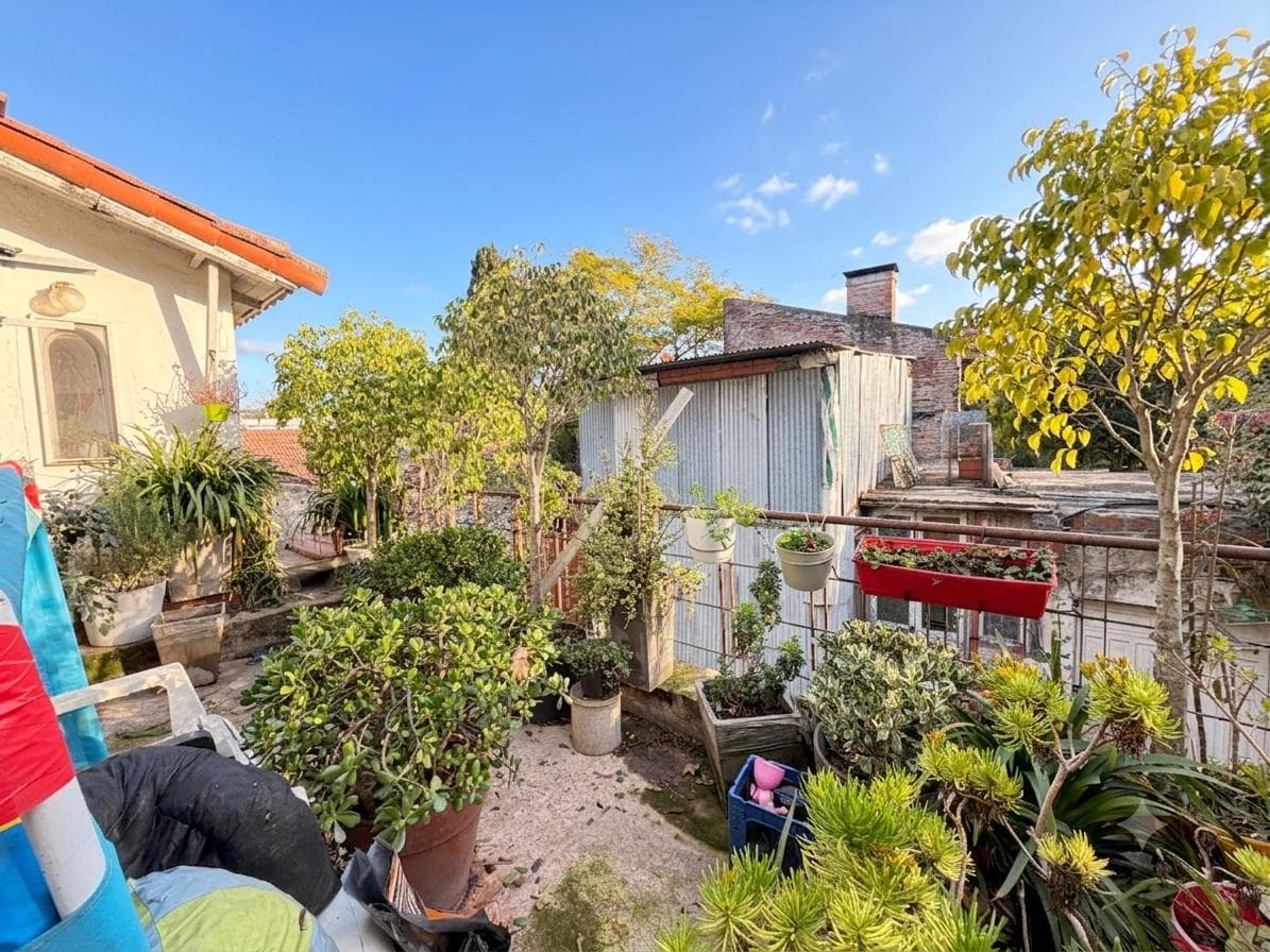 Two houses on one lot, 5 bedrooms, garage, workshop, historic district of General Pacheco.