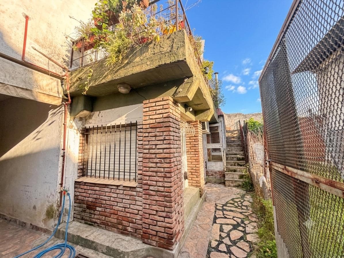 Two houses on one lot, 5 bedrooms, garage, workshop, historic district of General Pacheco.