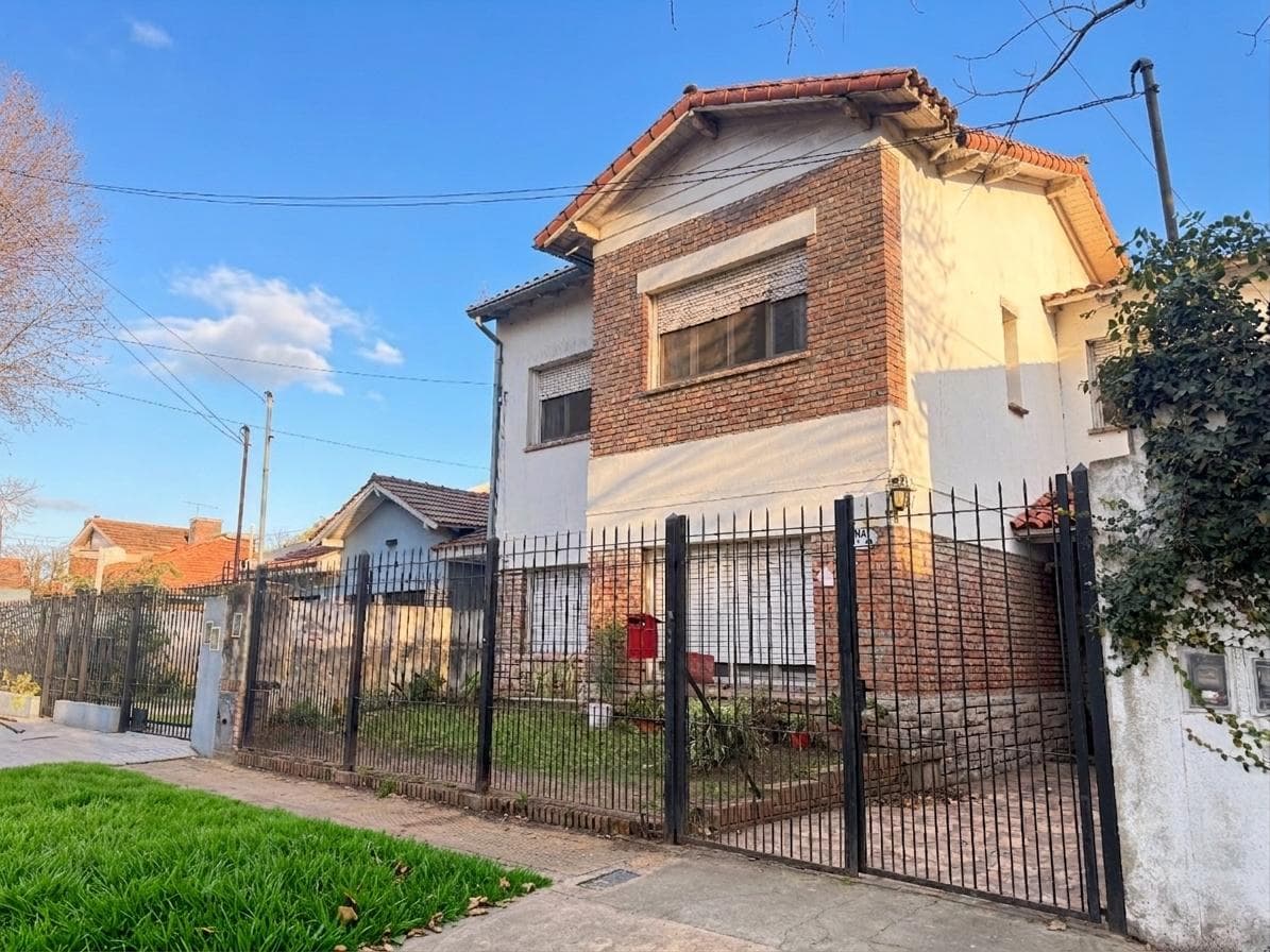 Two houses on one lot, 5 bedrooms, garage, workshop, historic district of General Pacheco.