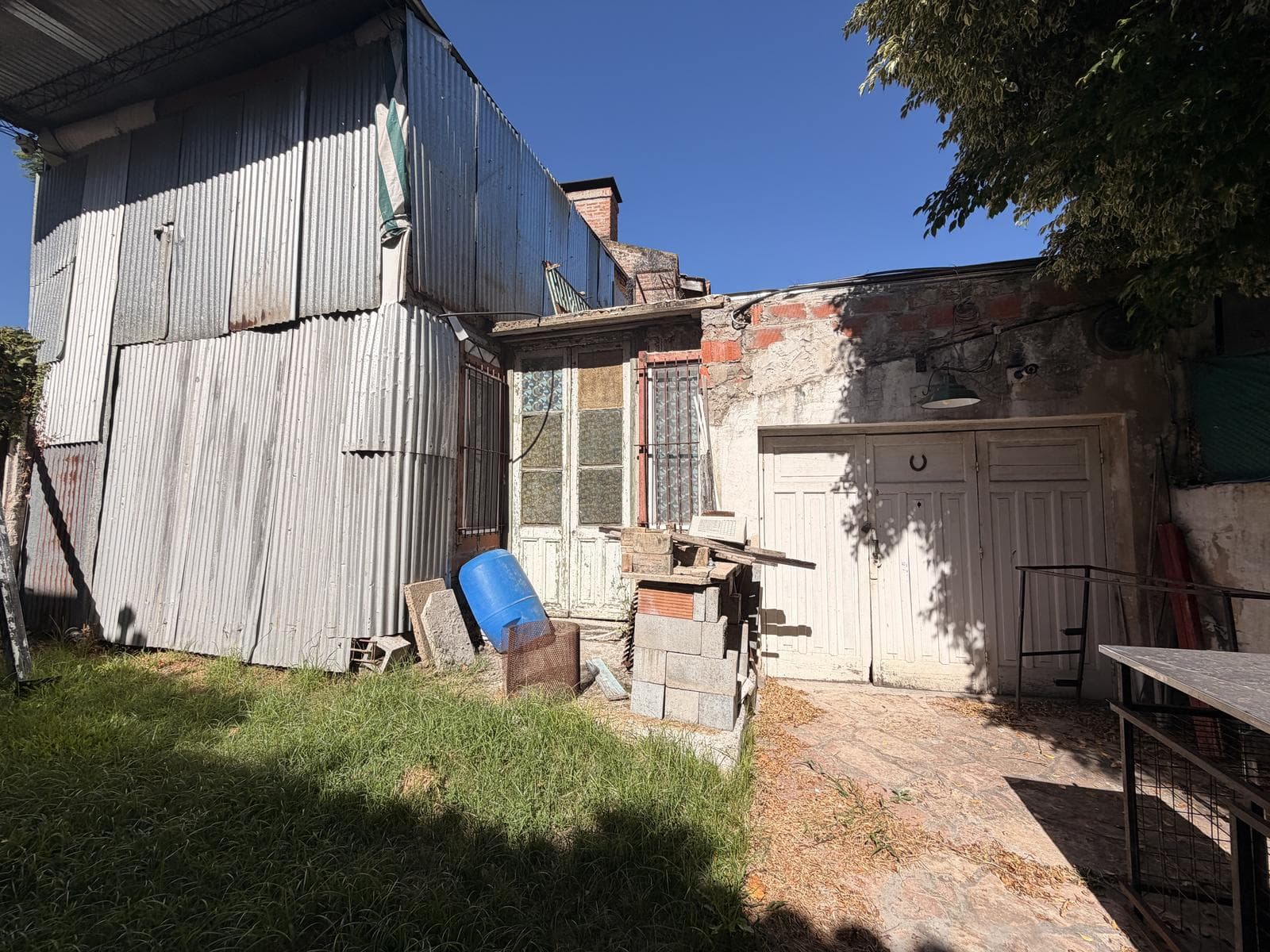 Two houses on one lot, 5 bedrooms, garage, workshop, historic district of General Pacheco.