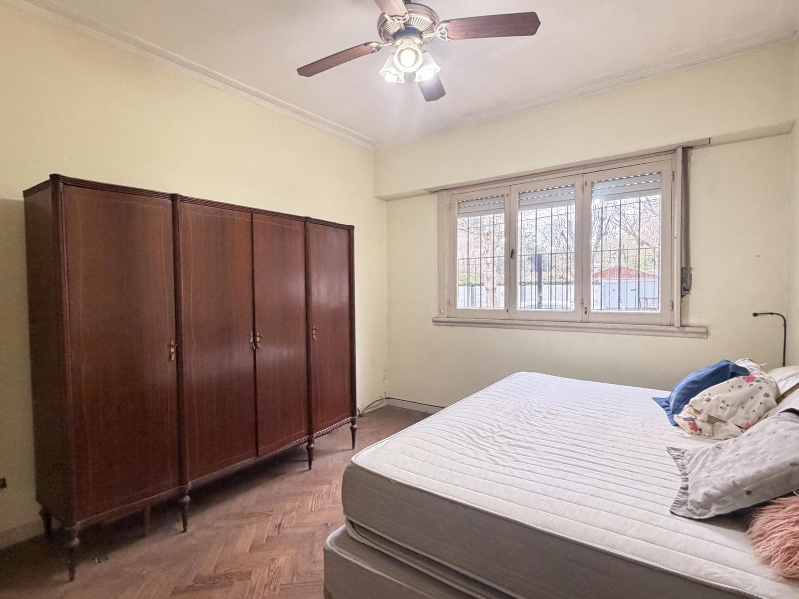 Two houses on one lot, 5 bedrooms, garage, workshop, historic district of General Pacheco.