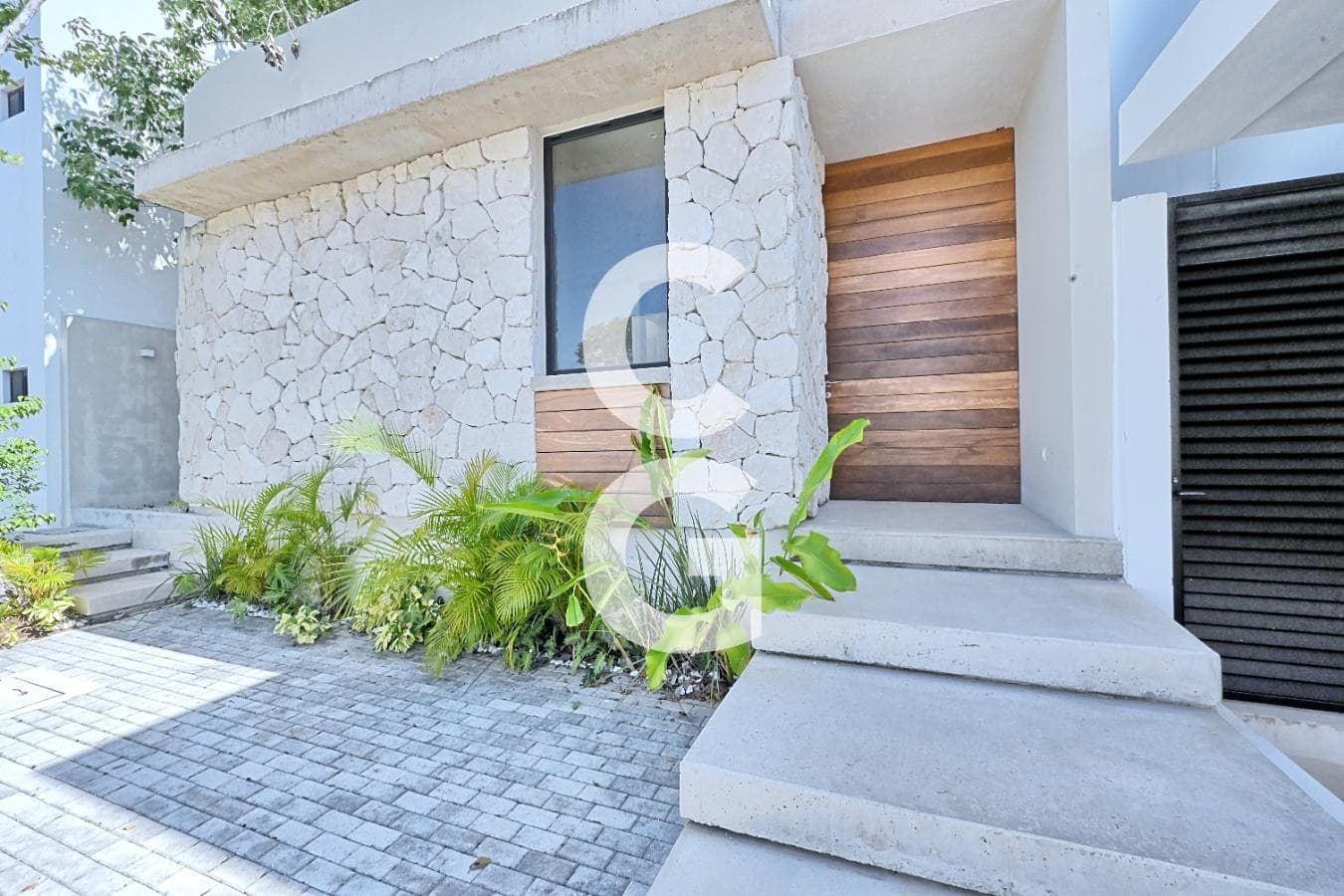House for Sale in Cancún in the Vía Cumbres Residential Complex with a Pool