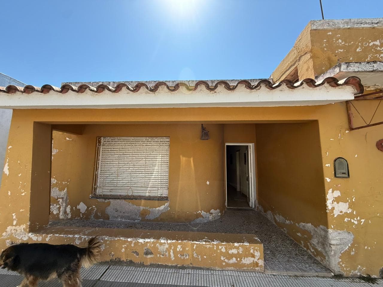 Casa en venta con local comercial y galpón